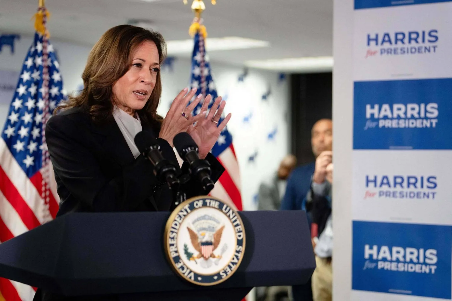 Kamala Harris ABD'nin Delaware eyaletinde seçim kampanyası ekibine hitap ederken (AFP)