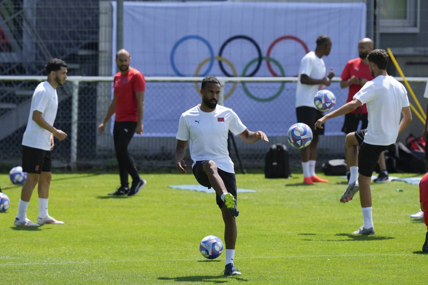 لاعبو المنتخب المغربي يستعدون للصدام الأول والصعب أمام الأرجنتين في مسابقة كرة القدم الأولمبية (أ.ب)