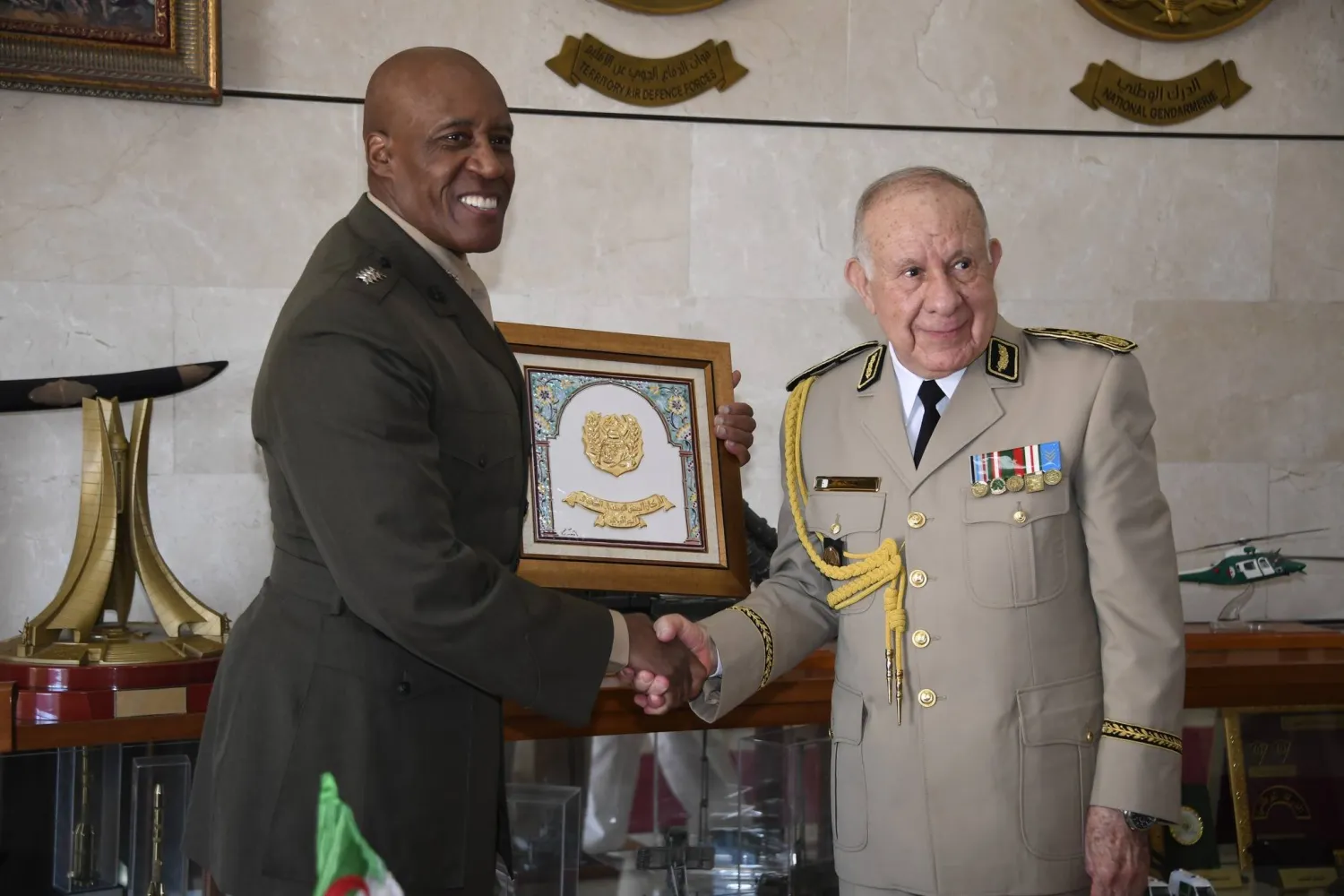 قائد جيش الجزائر مع مسؤول «القيادة الأميركية لأفريقيا» في نهاية مباحثاتهما بالجزائر (وزارة الدفاع)