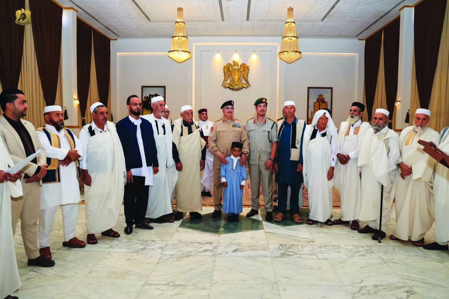 Hafter, Araban bölgesinden yerel bir heyetle görüşmesi sırasında (Ulusal Ordu)