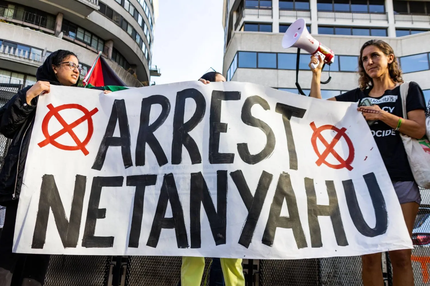 Filistin yanlısı aktivistler Netanyahu'nun Watergate Oteli'ne gelişini protesto etti (DPA)