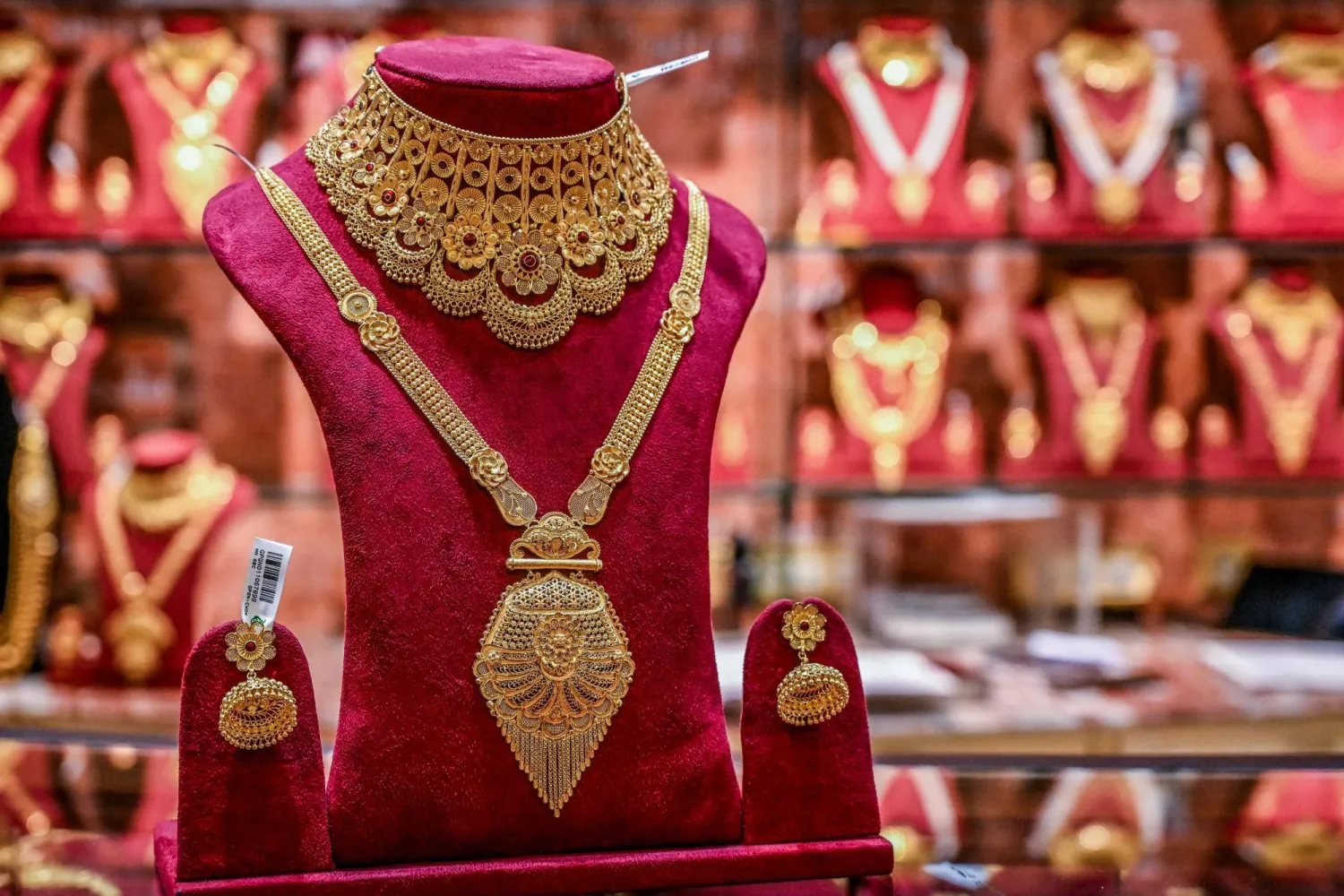مجوهرات ذهبية معروضة داخل متجر في كولكاتا بالهند (أ.ف.ب)