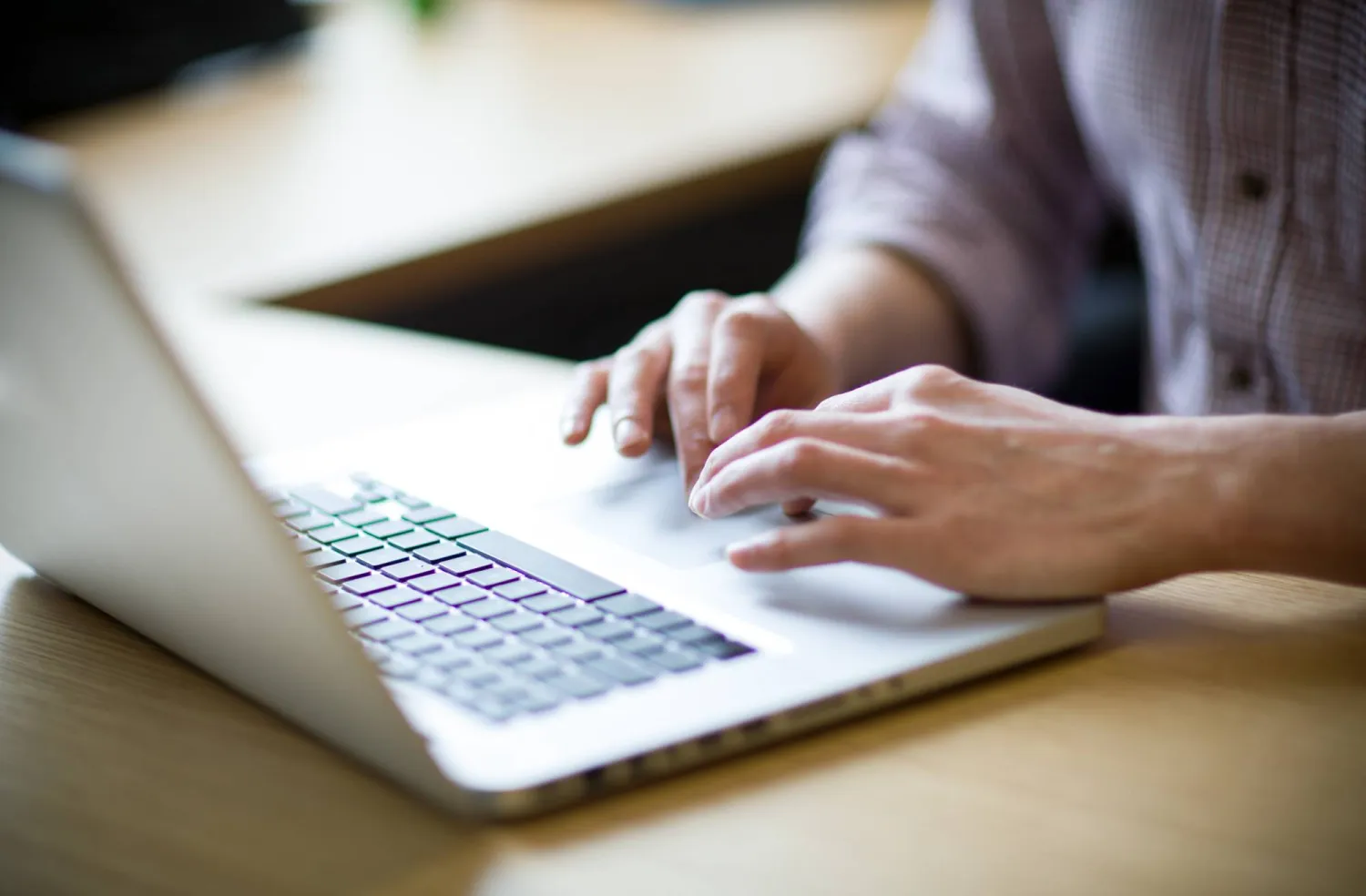 بالنسبة لأولئك الذين يتلقون المئات من الرسائل الإلكترونية يومياً من الضروري تجربة استراتيجيات فعالة لإدارة البريد الوارد (رويترز)