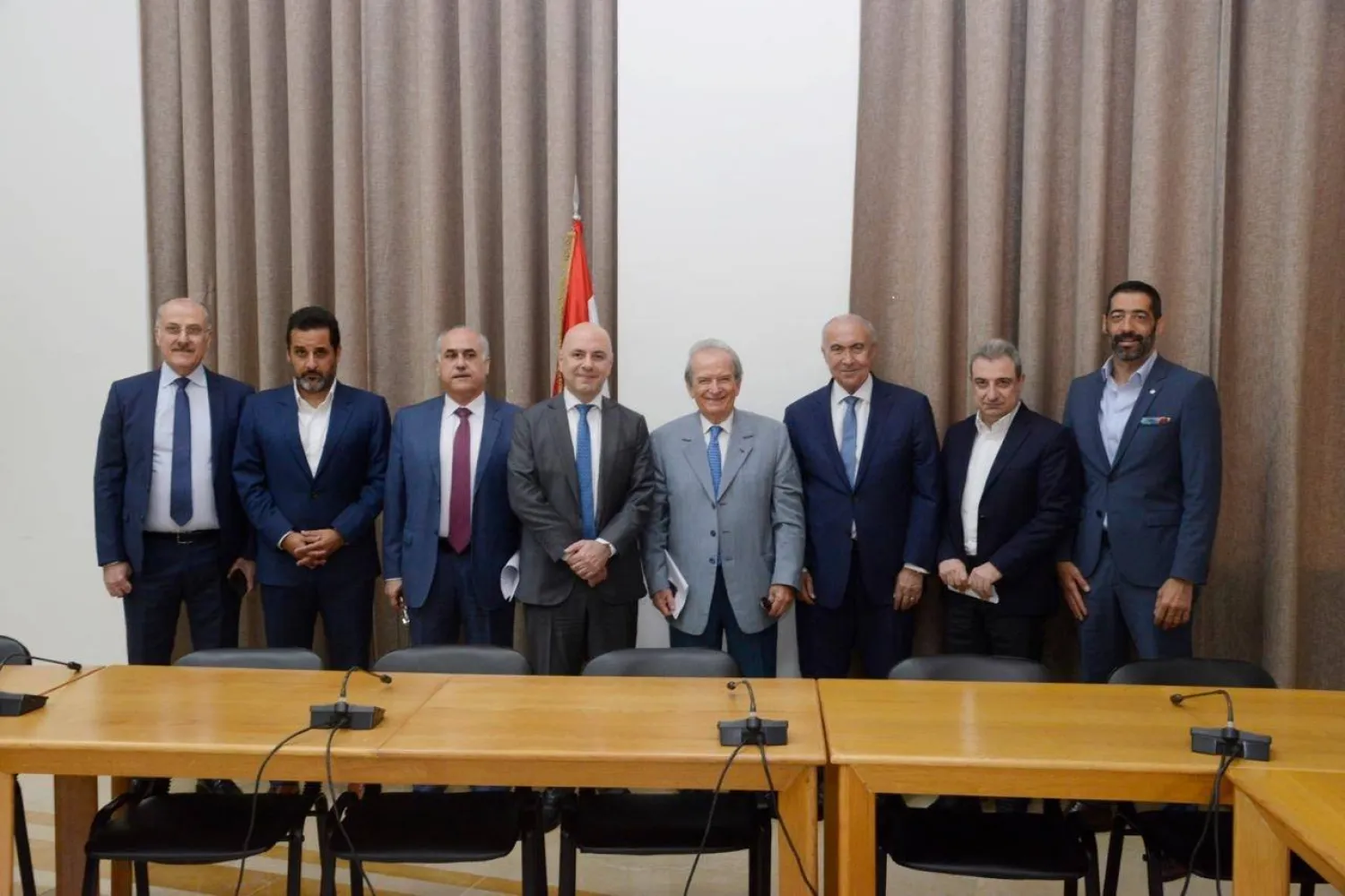 نواب المعارضة خلال لقائهم نواب الحزب «التقدمي الاشتراكي» لطرح خريطة الطريق الرئاسية (موقع القوات)