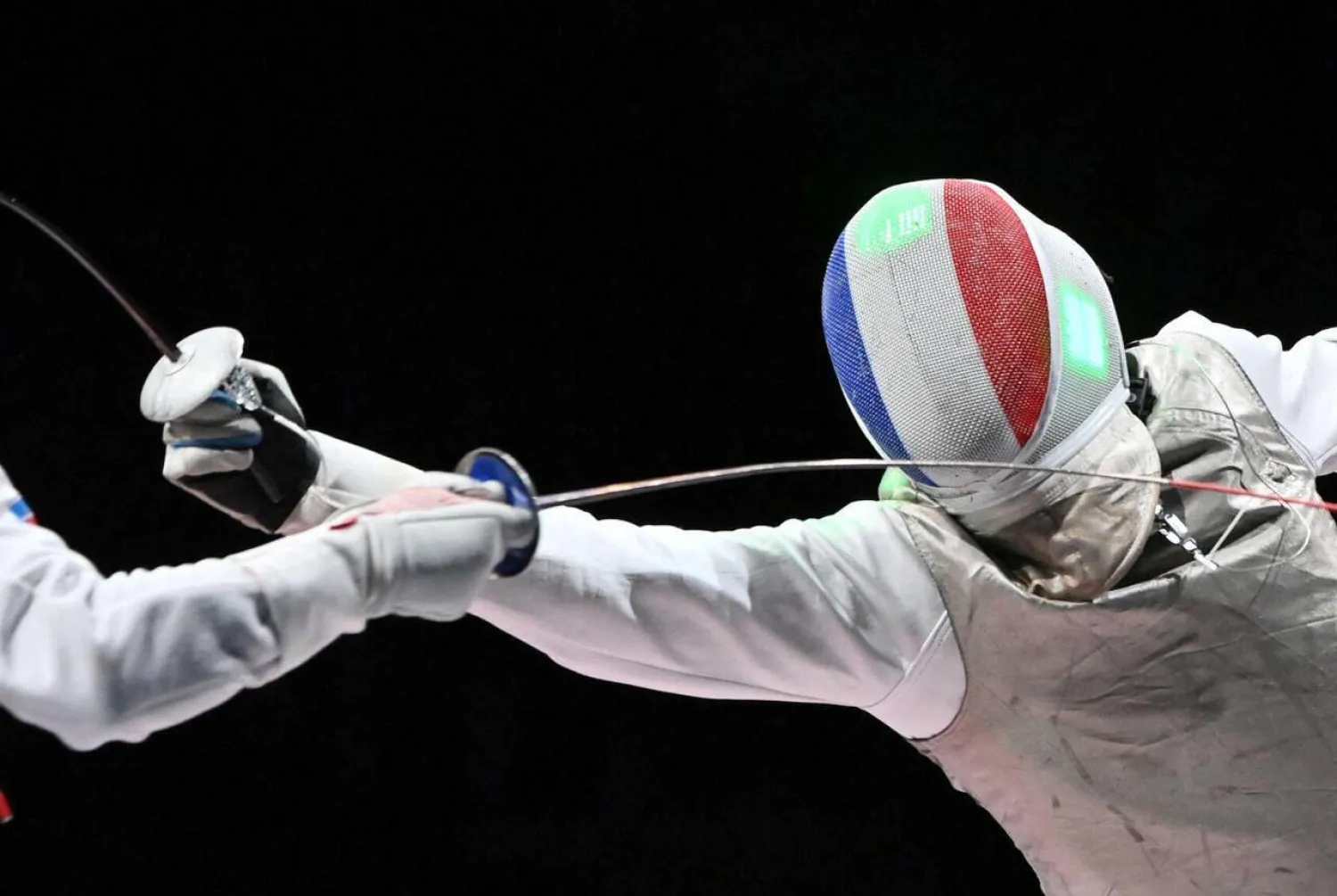 جانب من منافسات المبارزة بالسيف الفرنسية (أ.ف.ب)