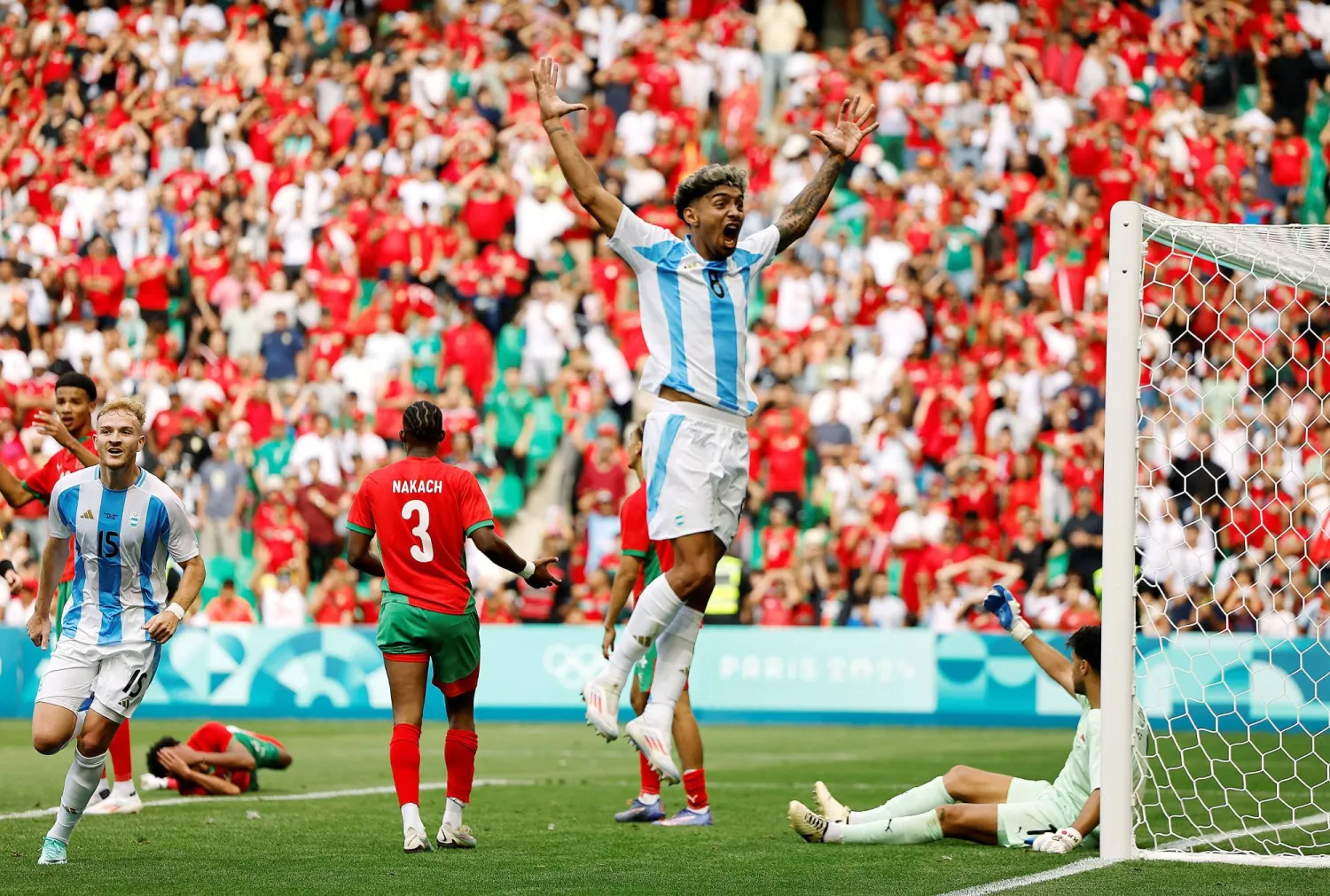 فرحة لاعبي الأرجنتين بهدف التعادل في مرمى المغرب خلال الوقت القاتل (رويترز)
