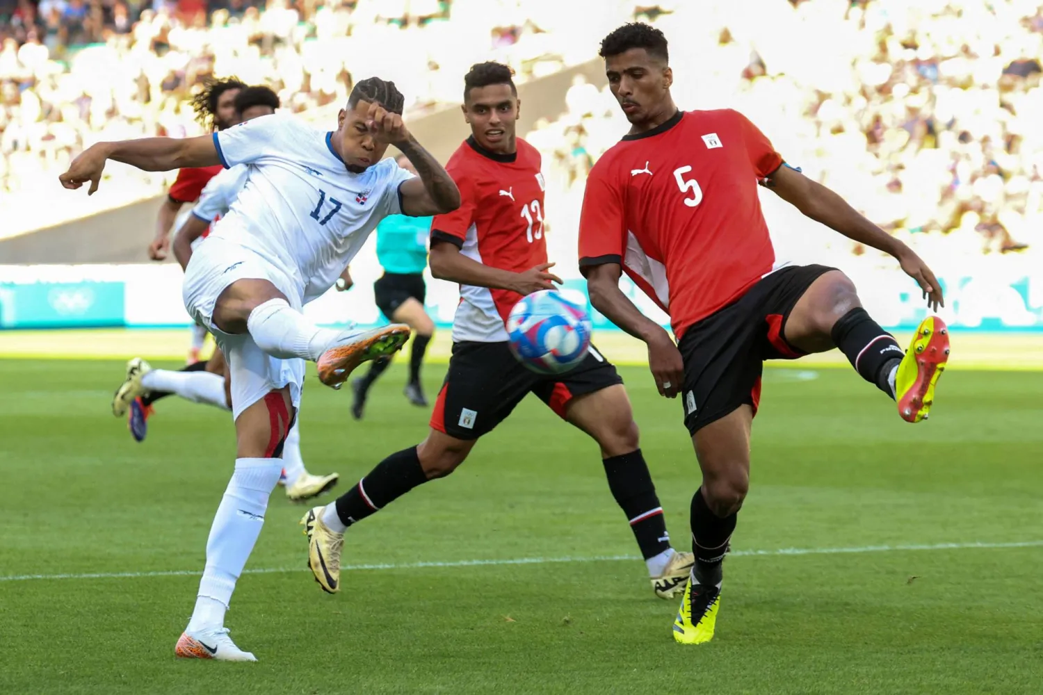 جانب من مواجهة مصر وجمهورية الدومنيكان (أ.ف.ب)