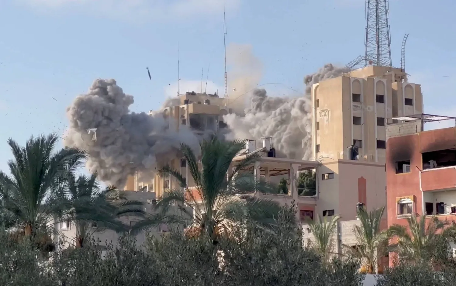 الدخان يتصاعد بعد غارة إسرائيلية على وسط قطاع غزة (رويترز)