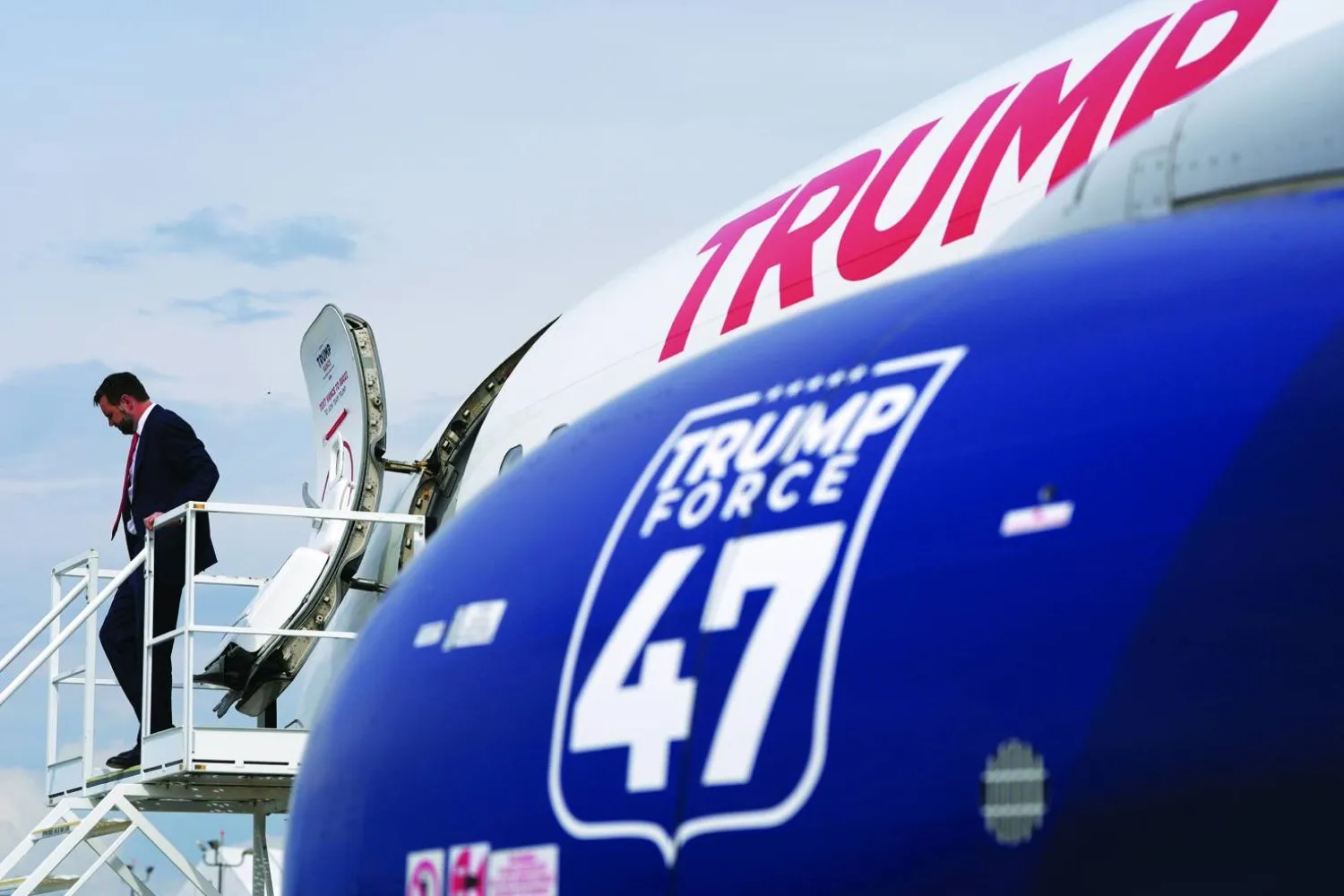 Cumhuriyetçi başkan yardımcısı adayı Senatör JD Vance, Roanoke-Blacksburg Virginia Havalimanı'nda Trump Force 2 uçağından iniyor (AP)