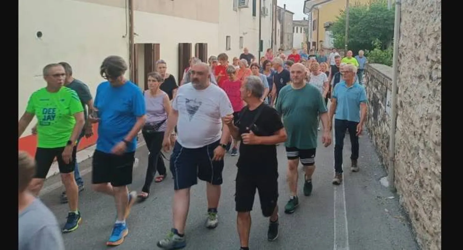 لوتشيانو فريغونيزي يظهر خلال نزهة أسبوعية حيث يتحدث إلى السكان المحليين (فيسبوك - الغارديان)