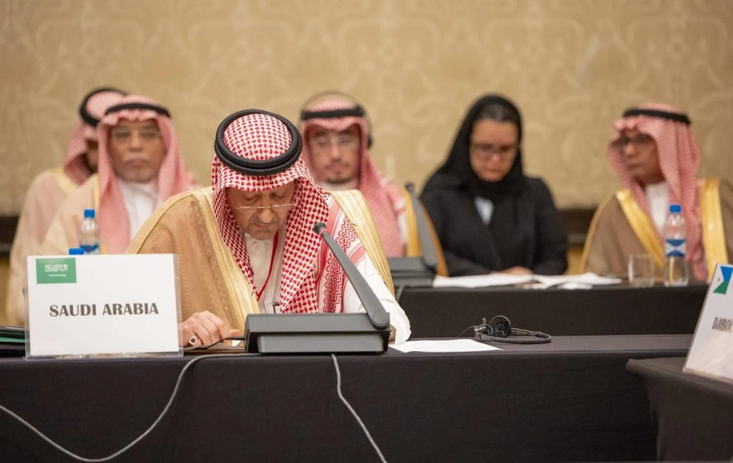 Suudi Arabistan Dışişleri Bakan Yardımcısı ve beraberindeki heyet Cibuti'deki istişare toplantısında (SPA)