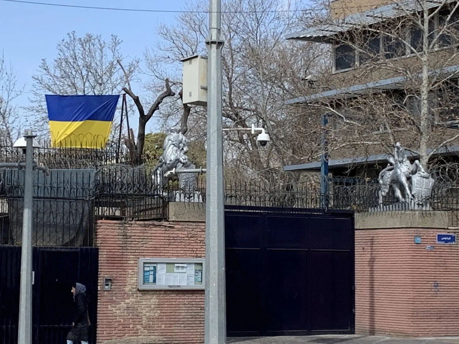 صورة نشرها السفير البريطاني في طهران لرفع علم أوكرانيا في مقر السفارة تضامناً مع كييف في فبراير 2022