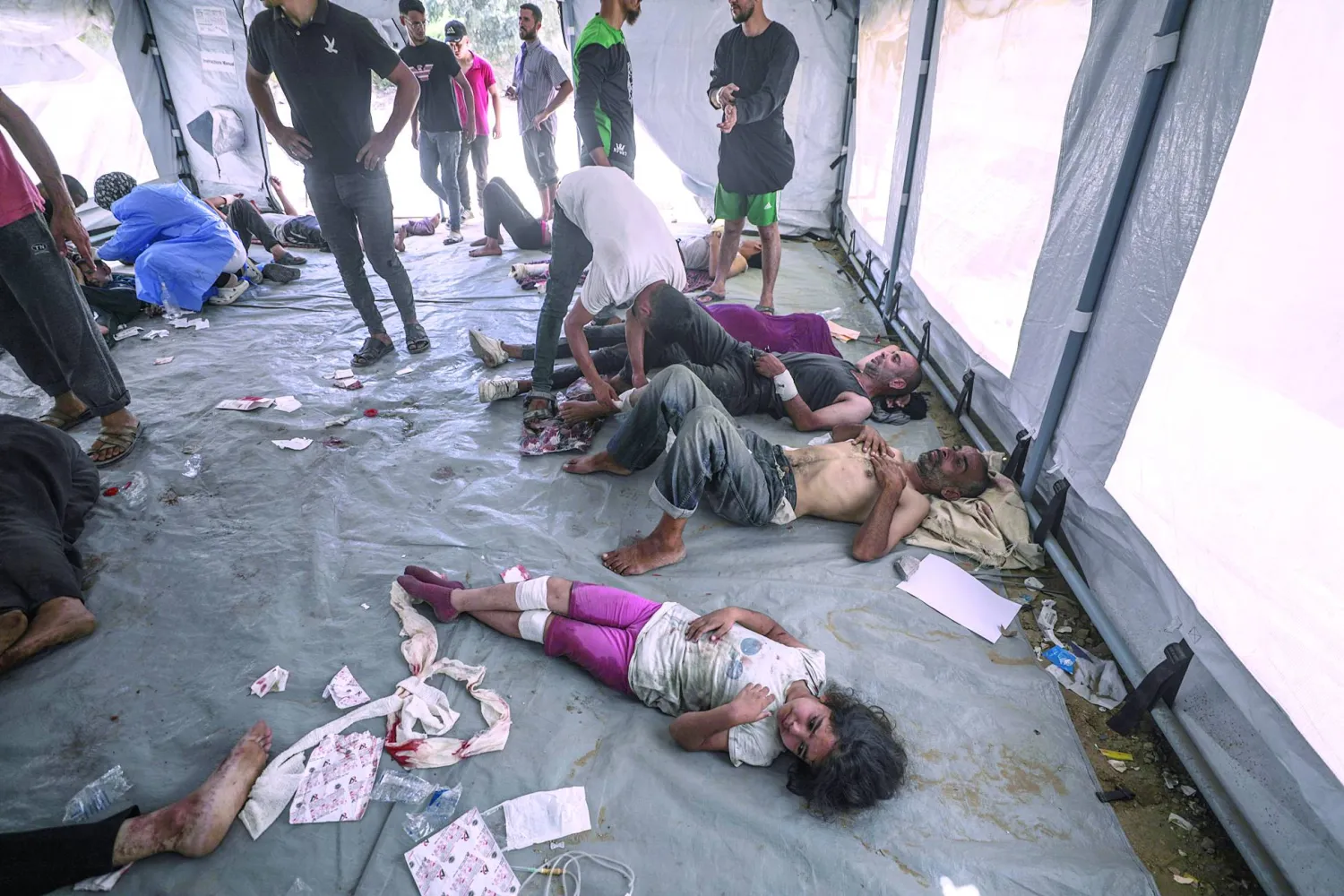 جرحى فلسطينيون في مستشفى العودة خلال العملية الإسرائيلية لتحرير أسرى في مخيم النصيرات (إ.ب.أ)