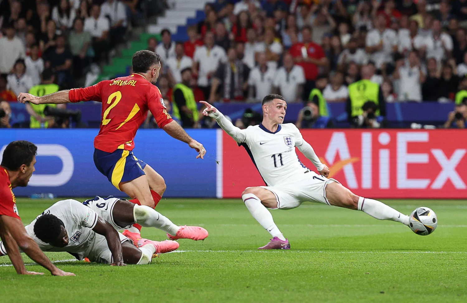 فودين يفشل في هز شباك منتخب إسبانيا ... مشهد تكرر كثيرا في "يورو 2024" (أ.ف.ب)