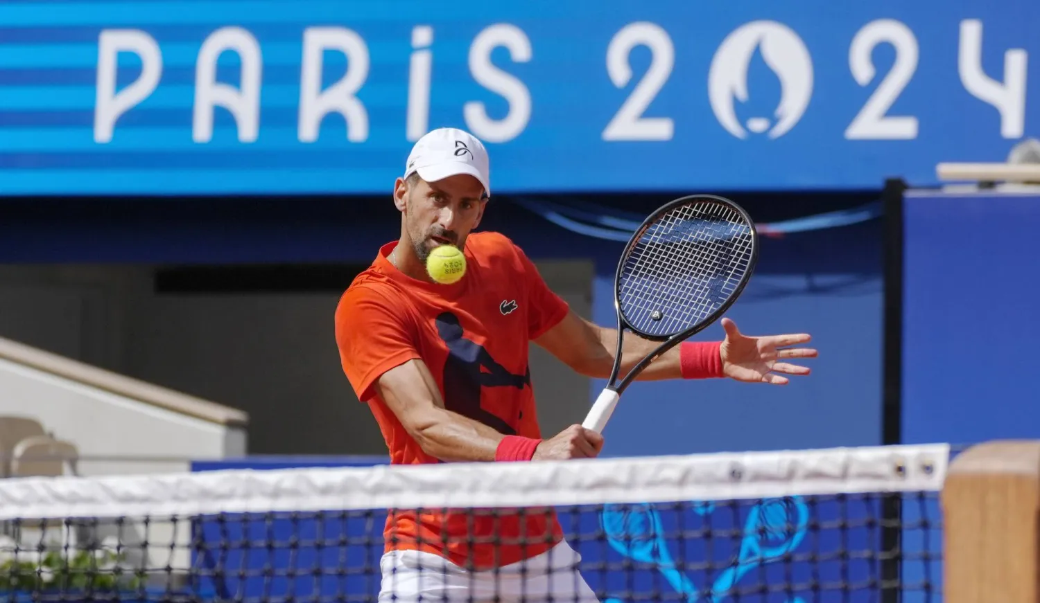 ديوكوفيتش خلال استعداداته لمنافسات أولمبياد باريس 2024 (أ.ب)