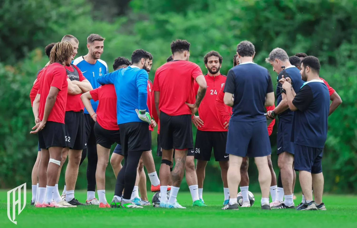 ميشيل غونزاليس مدرب القادسية يُعطي التعليمات للاعبيه خلال التدريبات الأخيرة (الشرق الأوسط)