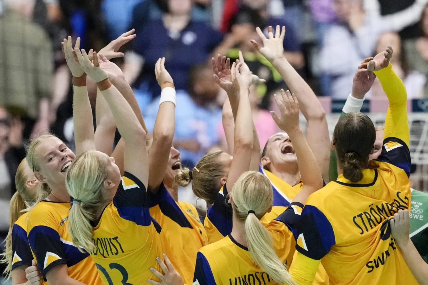فرحة لاعبات المنتخب السويدي لكرة اليد عقب الفوز على النرويج ضمن منافسات أولمبياد باريس (أ.ب)