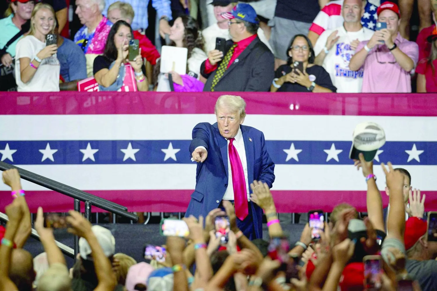 Cumhuriyetçi başkan adayı Donald Trump, Kuzey Carolina'nın Charlotte kentindeki bir seçim mitinginde (AFP)