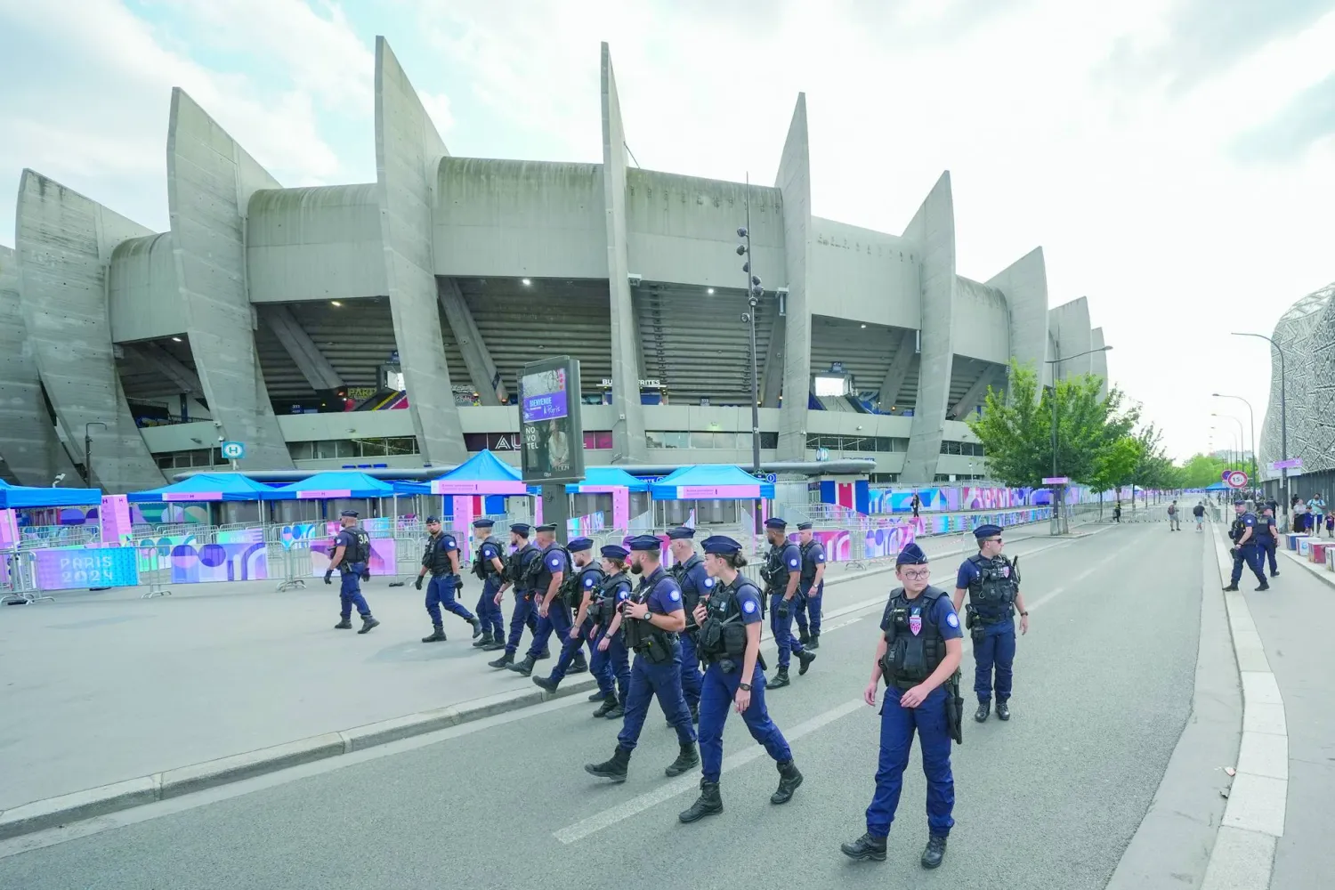 
تعزيزات أمنية حول استاد «بارك دي برنس» الأربعاء (أ.ب)