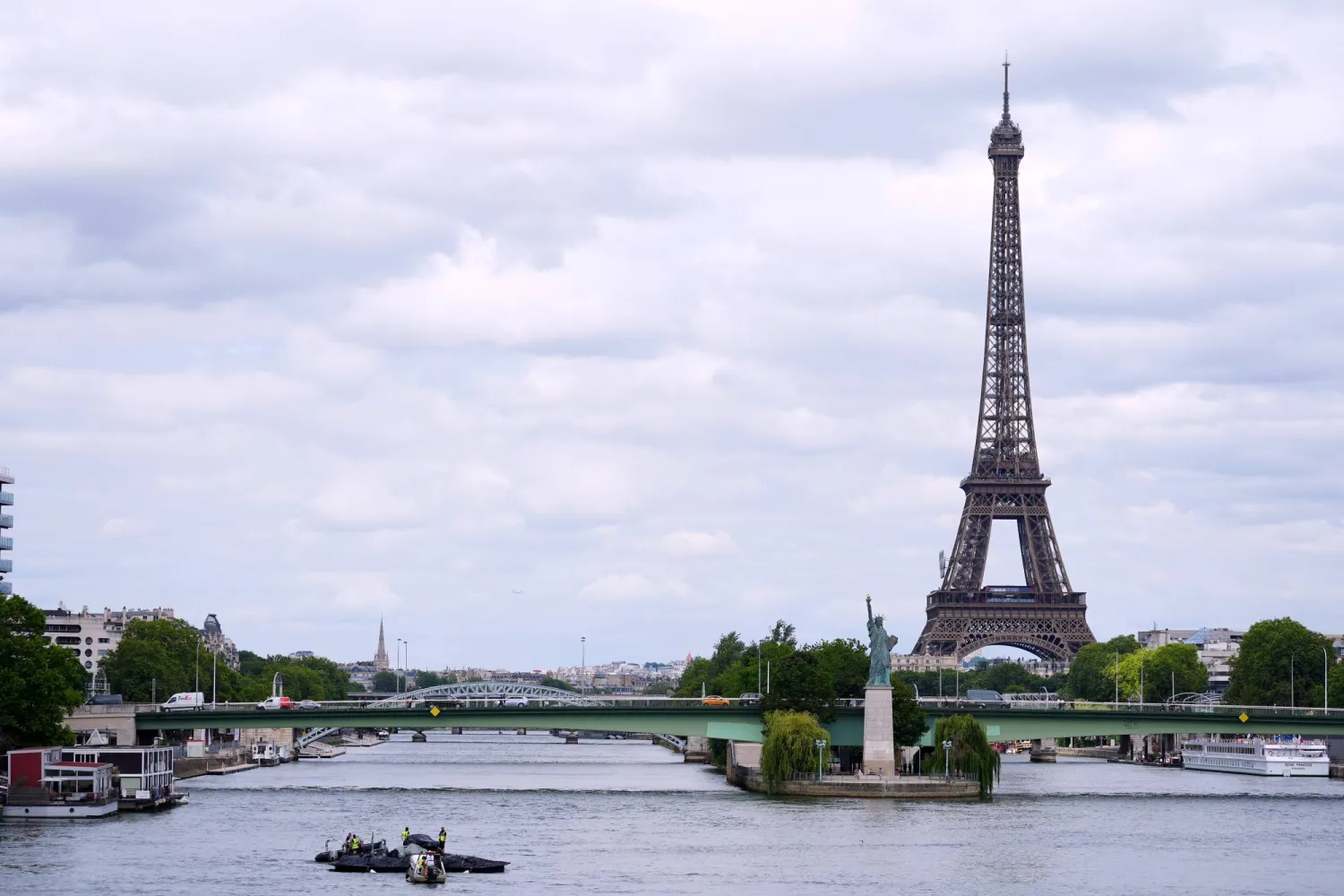 23 July 2024, France, Paris: A view of preparation work on the river Seine close to the Eiffel Tower, ahead of the Olympic Games Paris 2024. Photo: Peter Byrne/PA Wire/dpa