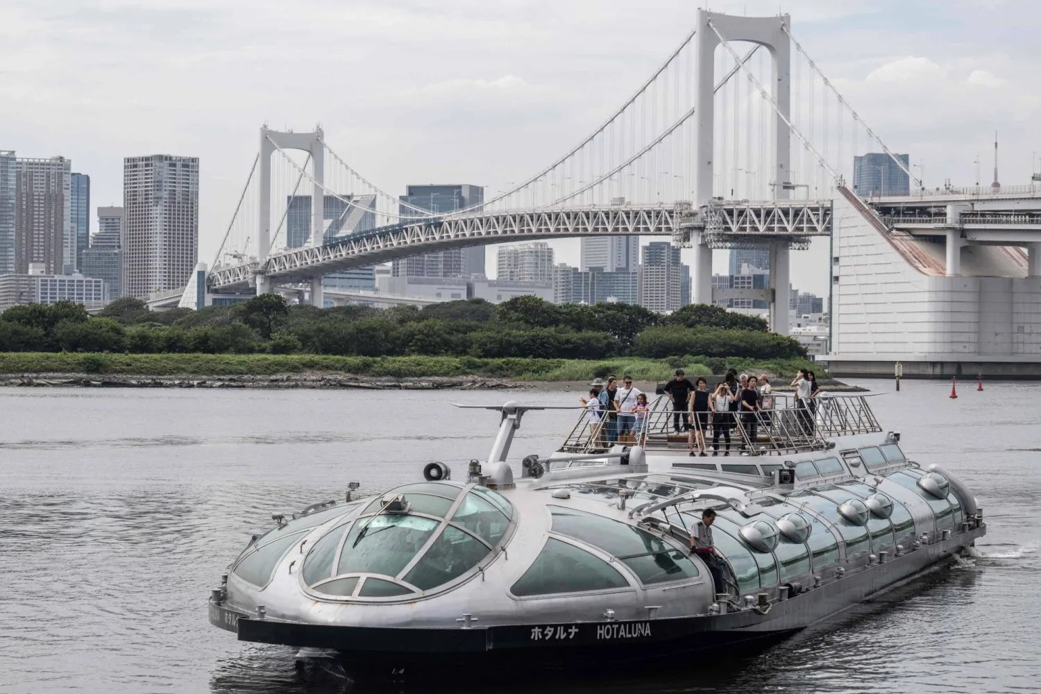 يابانيون في «أوتوبيس نهري» بالعاصمة طوكيو (أ.ف.ب)