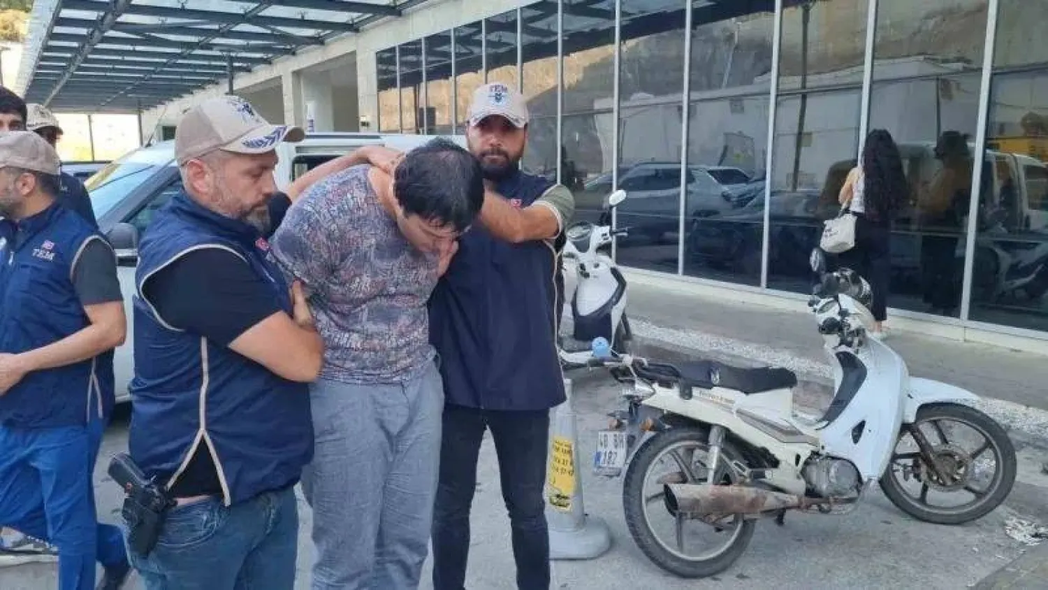 قوات الأمن التركية ألقت القبض على سيريبرياكوف عقب وصوله بودروم الأربعاء (صورة موزعة من الداخلية التركية)