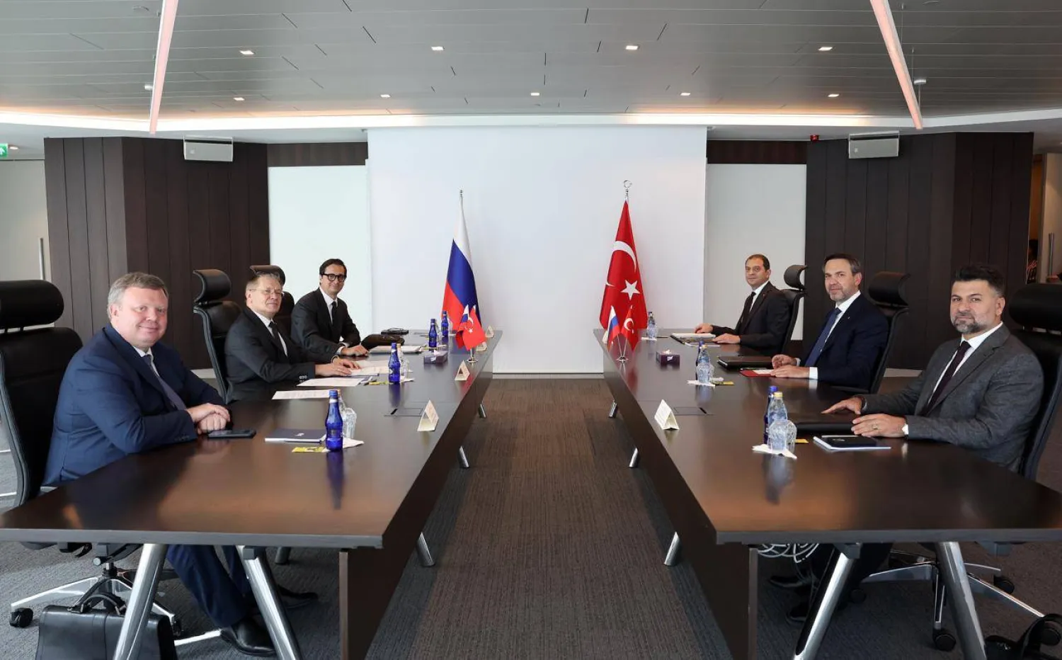 جانب من اجتماع وزير الطاقة والموارد الطبيعية التركي ألب أرسلان بيرقدار مع رئيس شركة «روساتوم» الروسية المنفذة لمشروع محطة الطاقة النووية «أككويوو» في جنوب تركيا بإسطنبول الأسبوع الماضي (من حساب الوزير التركي على «إكس»)