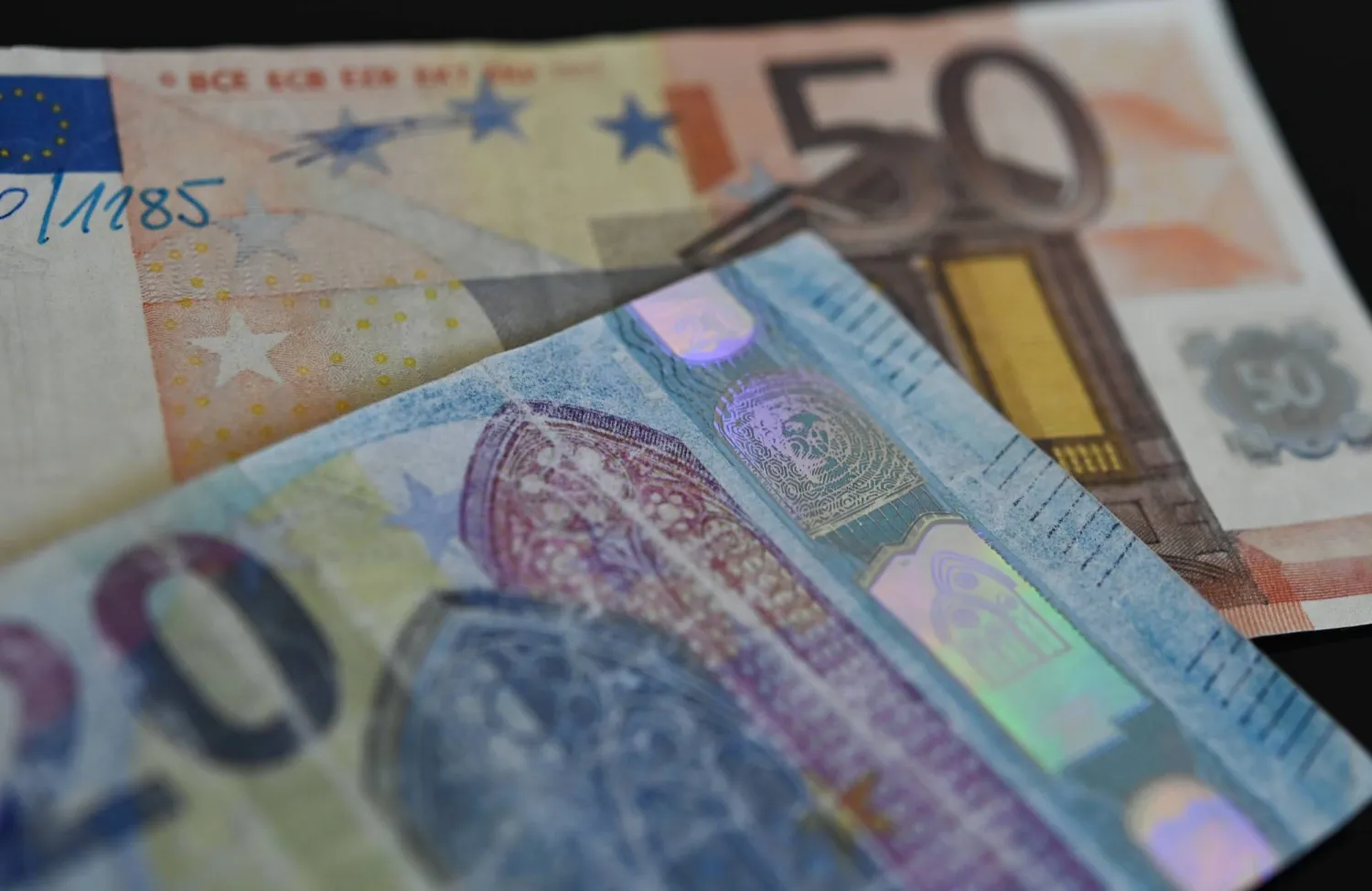 أوراق نقدية من فئة 20 و50 يورو (د.ب.أ)