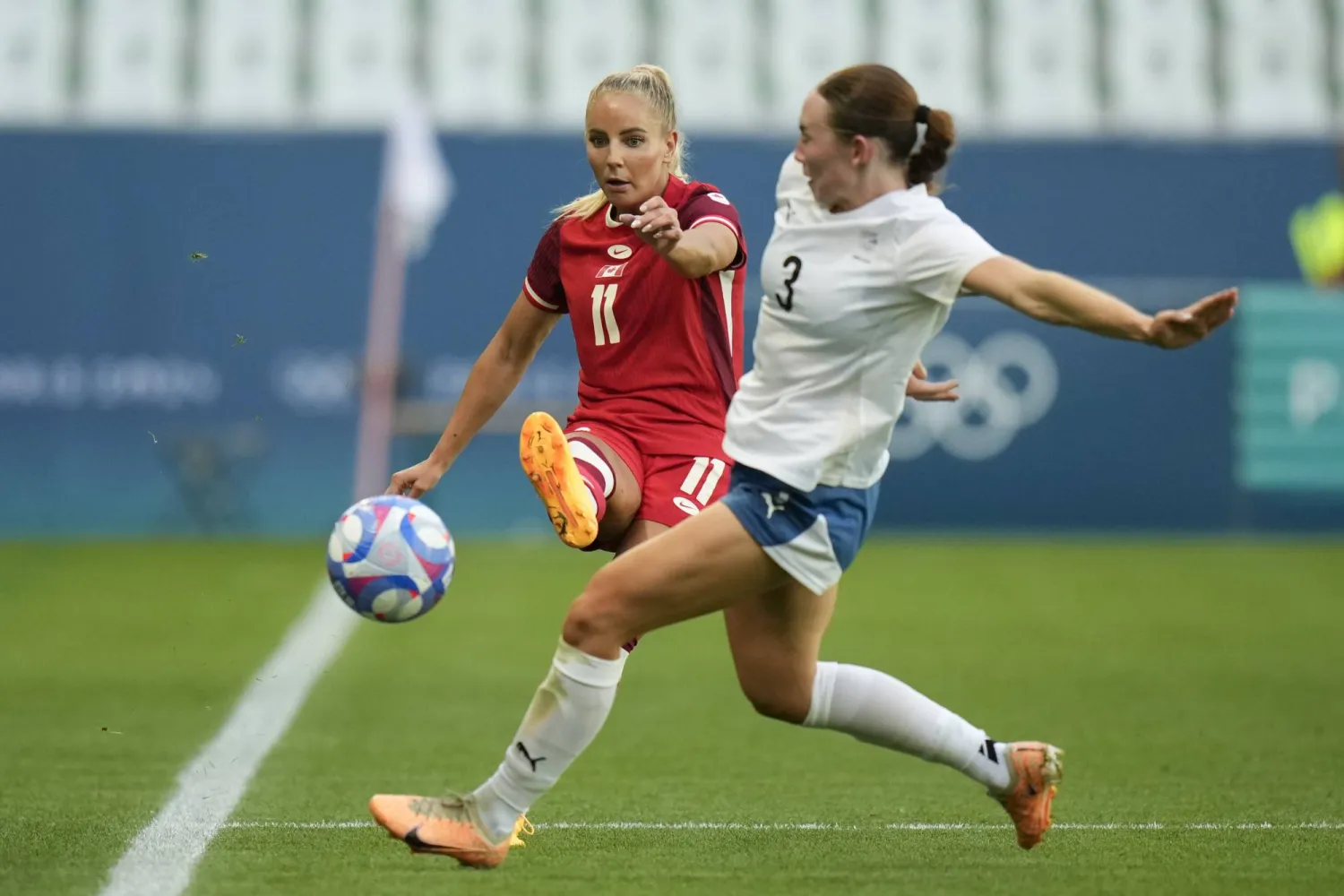 كندا هزمت نيوزيلندا في افتتاح مباريات الفريقين في كرة القدم للسيدات (أ.ب)