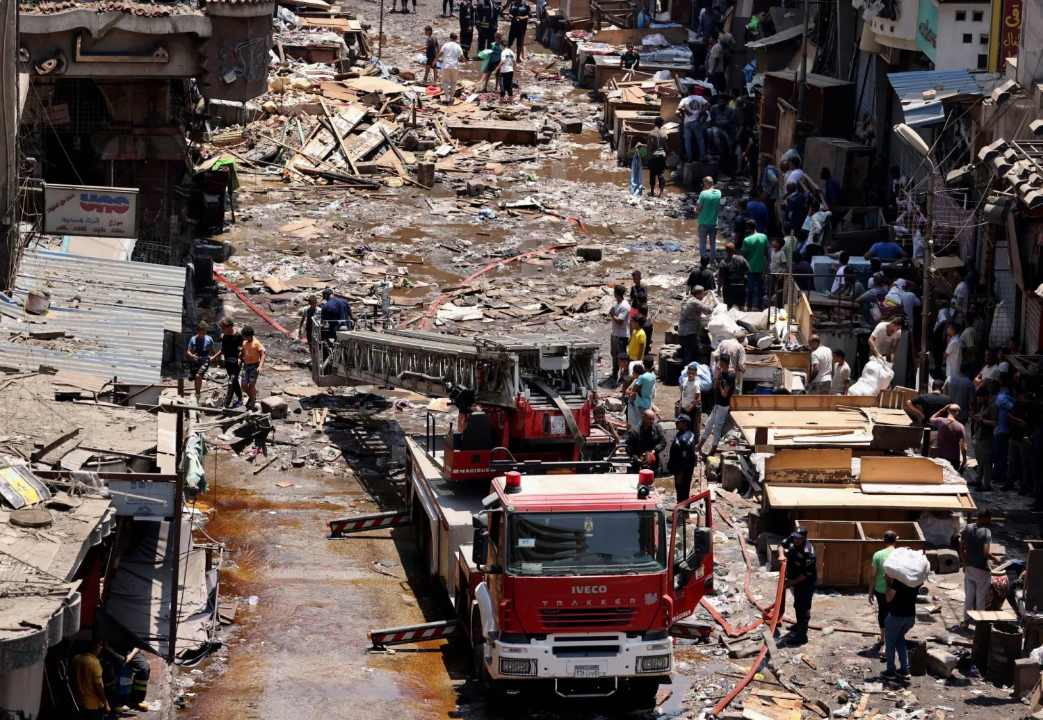 سيارة إطفاء تعمل بعد إخماد حريق كبير في الموسكي بوسط القاهرة (رويترز)