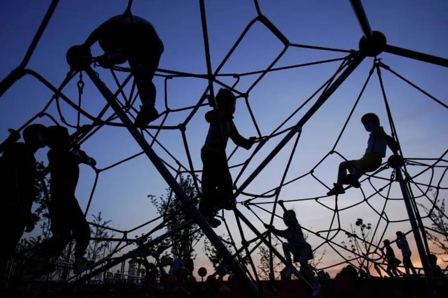 أطفال يلعبون (رويترز)