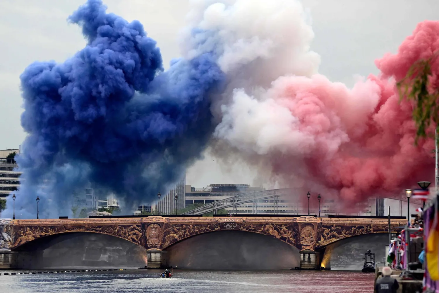 ألوان العلم الفرنسي فوق جسر أوسترليتز في باريس (أ.ف.ب)