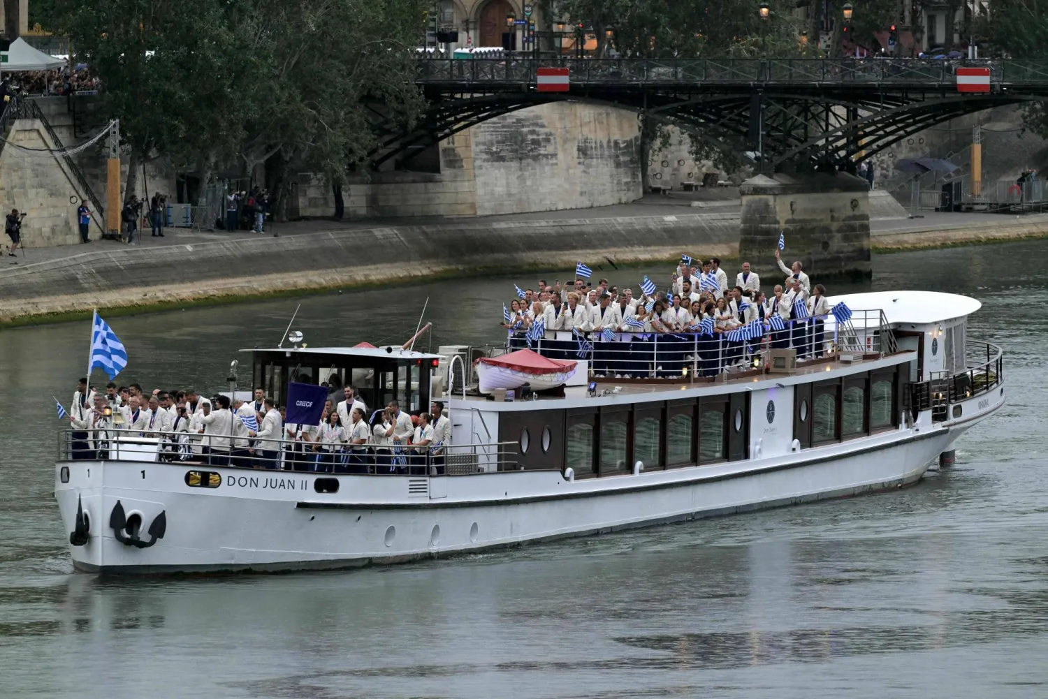مركب البعثة الأولمبية اليونانية في نهر السين (أ. ف. ب)