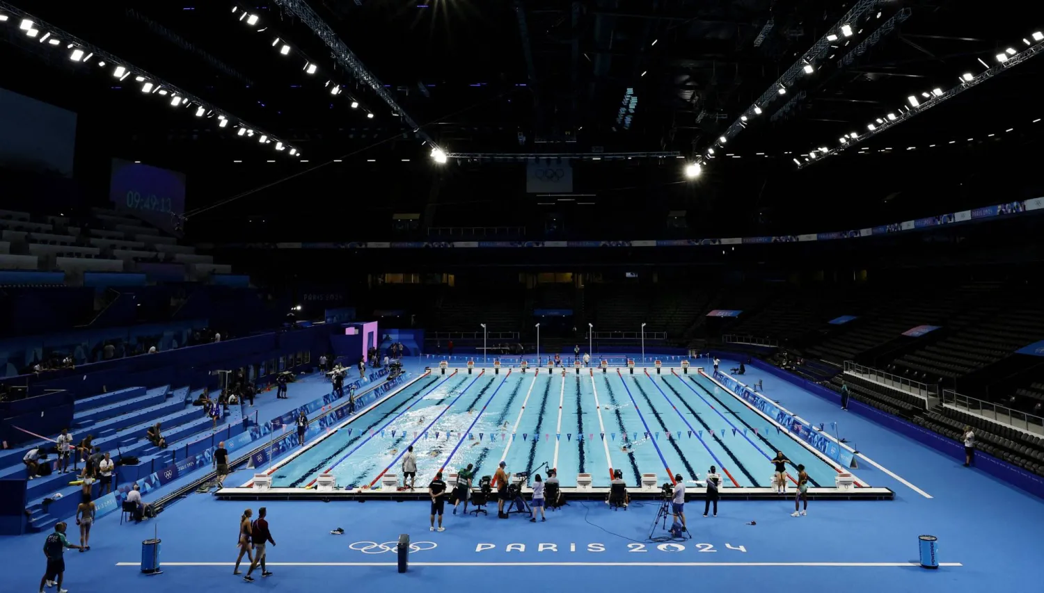 ساحة «باريس لا ديفانس» مقر منافسات السباحة في الألعاب الأولمبية (رويترز)