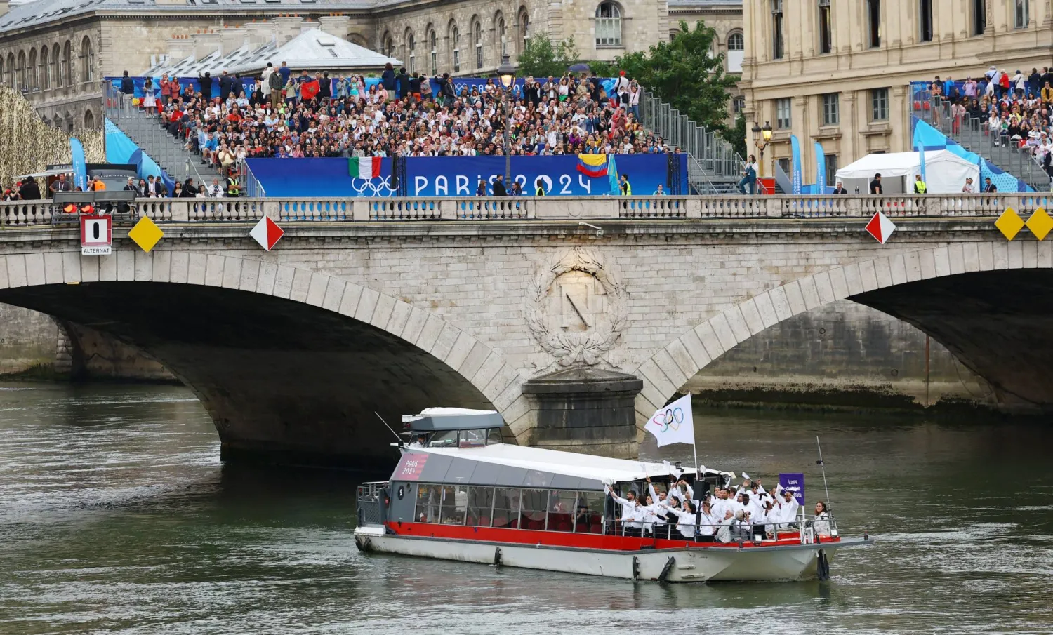 افتتاح كبير شهدته العاصمة الفرنسية باريس للألعاب الأولمبية (رويترز)