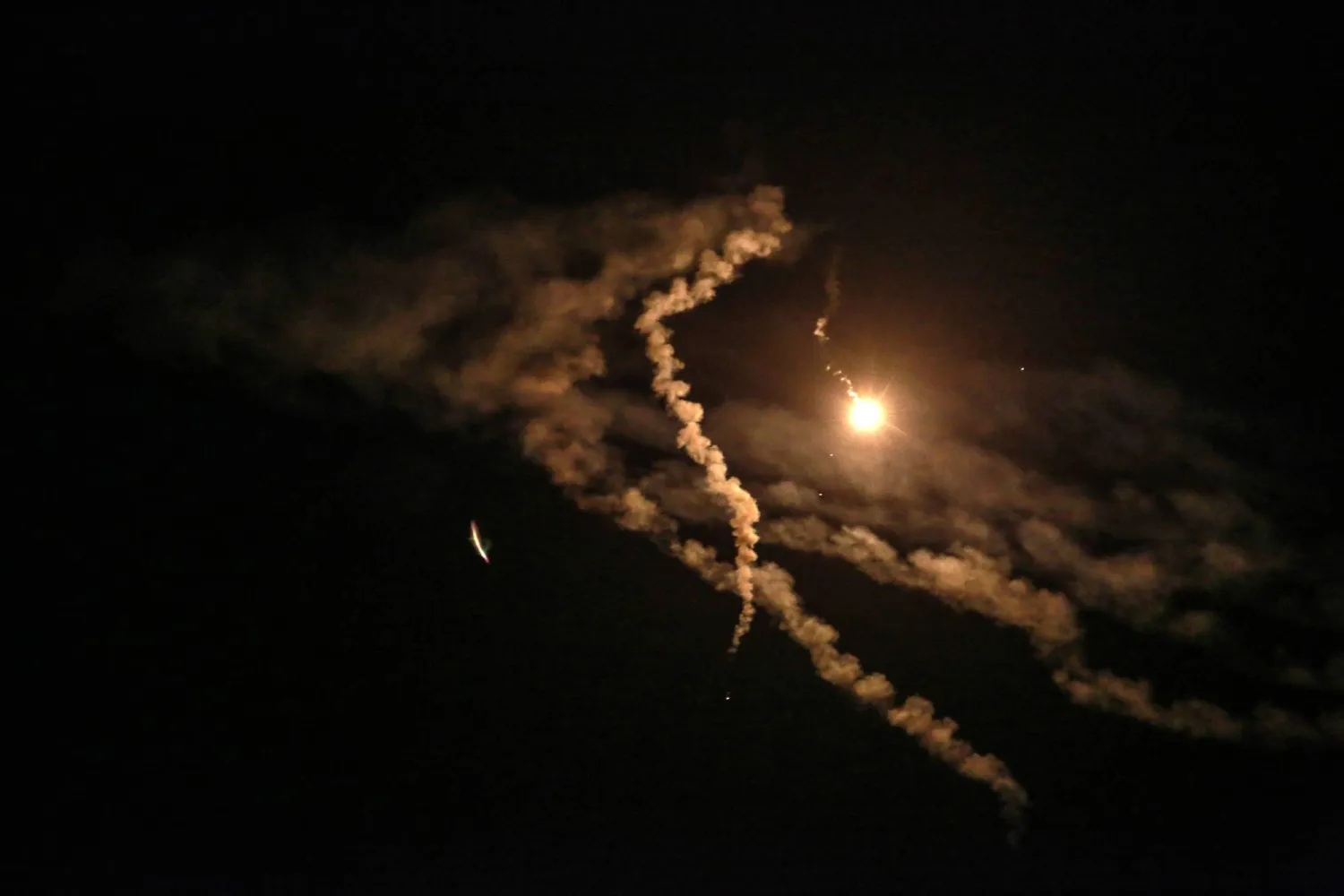 القوات الإسرائيلية تطلق قنابل إنارة فوق خان يونس في جنوب قطاع غزة (أ.ف.ب)