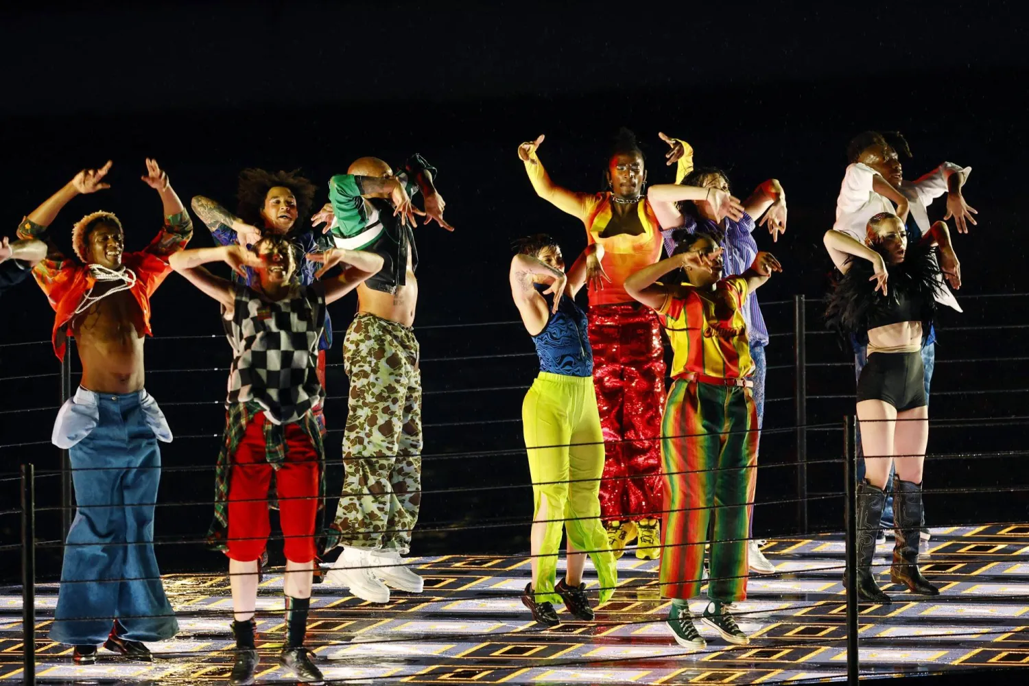 جانب من العروض المصاحبة لحفل افتتاح الألعاب الأولمبية في باريس (رويترز)