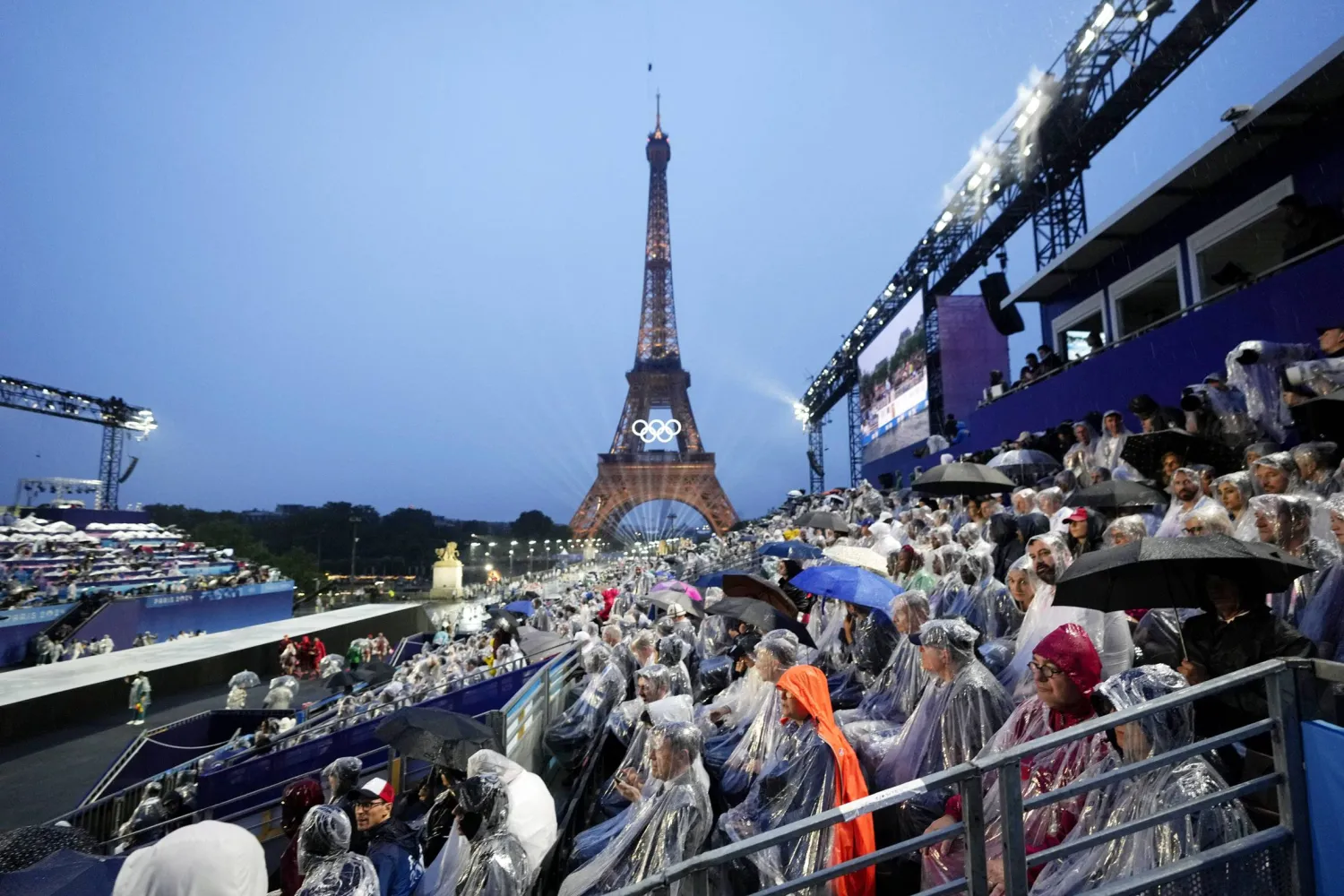 جماهير غفيرة حضرت حفل افتتاح الألعاب الأولمبية في باريس (أ.ب)