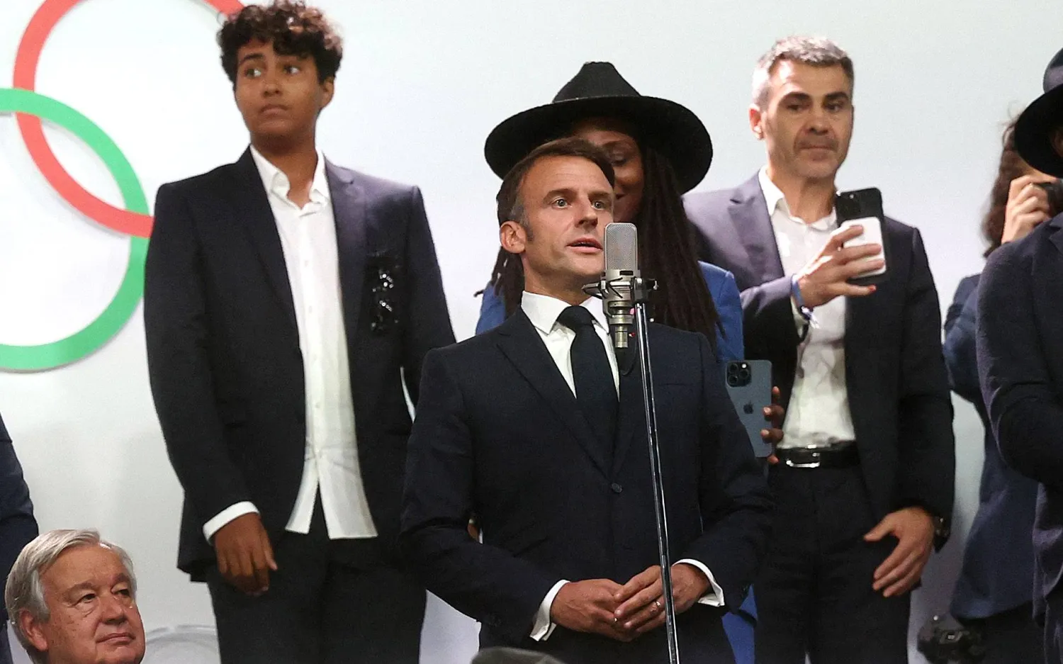 ماكرون رئيس فرنسا خلال إعلانه افتتاح الألعاب الأولمبية باريس 2024 (أ.ف.ب)