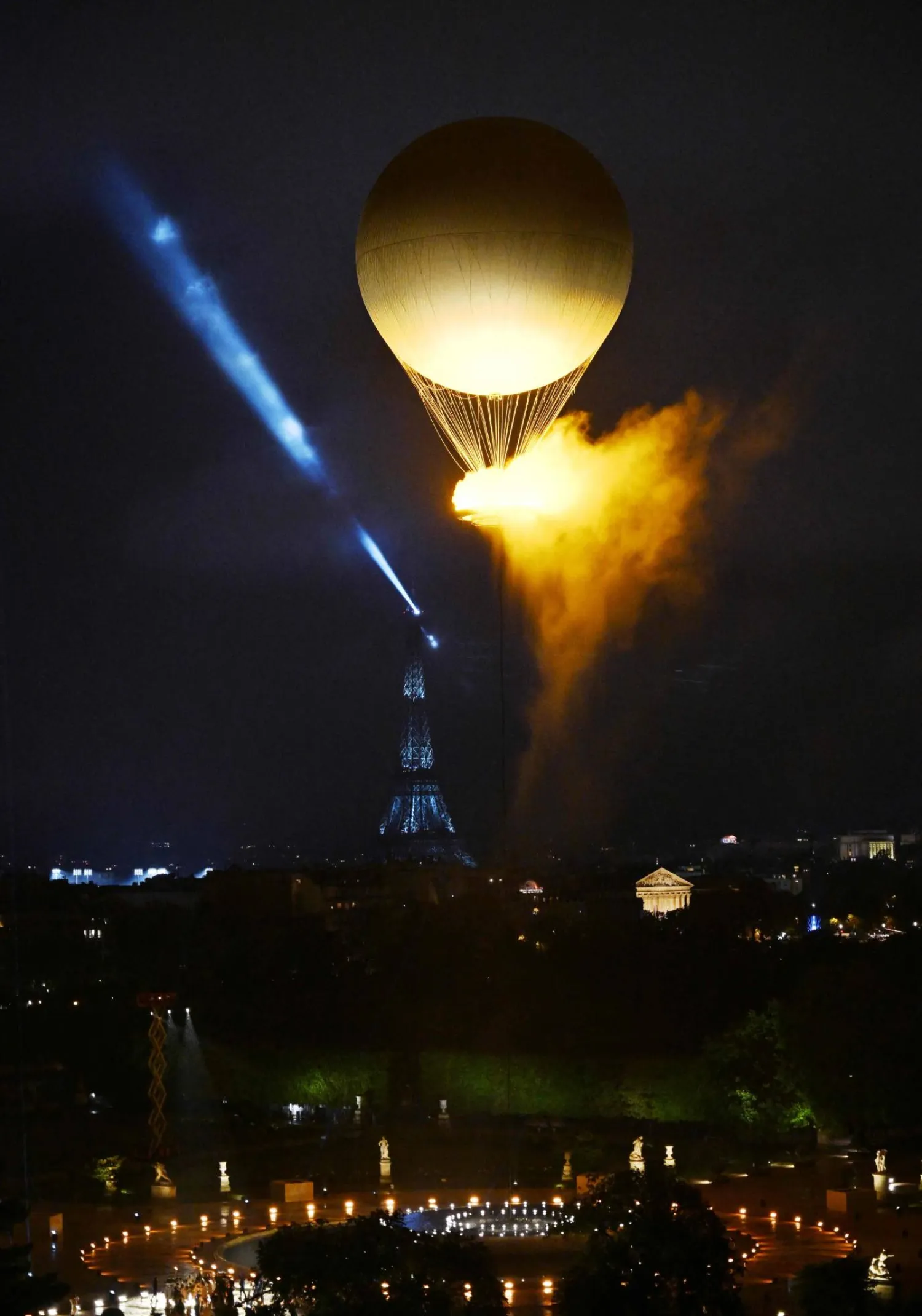 بالون يحمل مرجلاً أولمبياً مضاءً يرتفع مع برج «إيفل» في الخلفية خلال حفل افتتاح دورة الألعاب الأولمبية 2024 في باريس (أ.ف.ب)