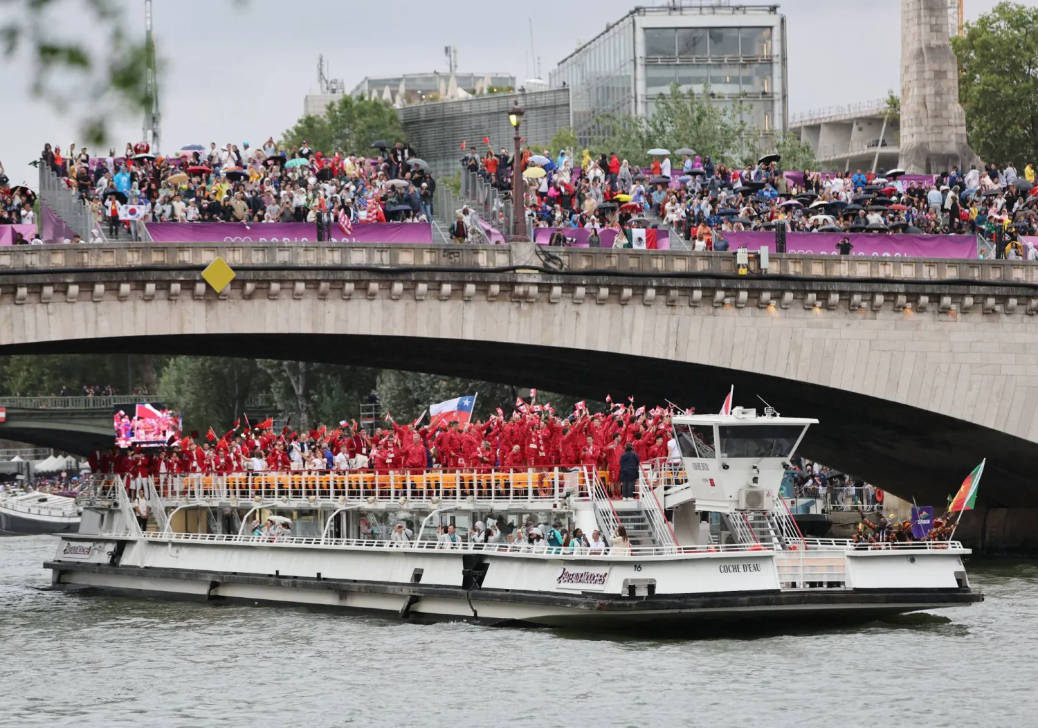 أعضاء الوفود يظهرون خلال حفل افتتاح دورة الألعاب الأولمبية 2024 في باريس (أ.ف.ب)