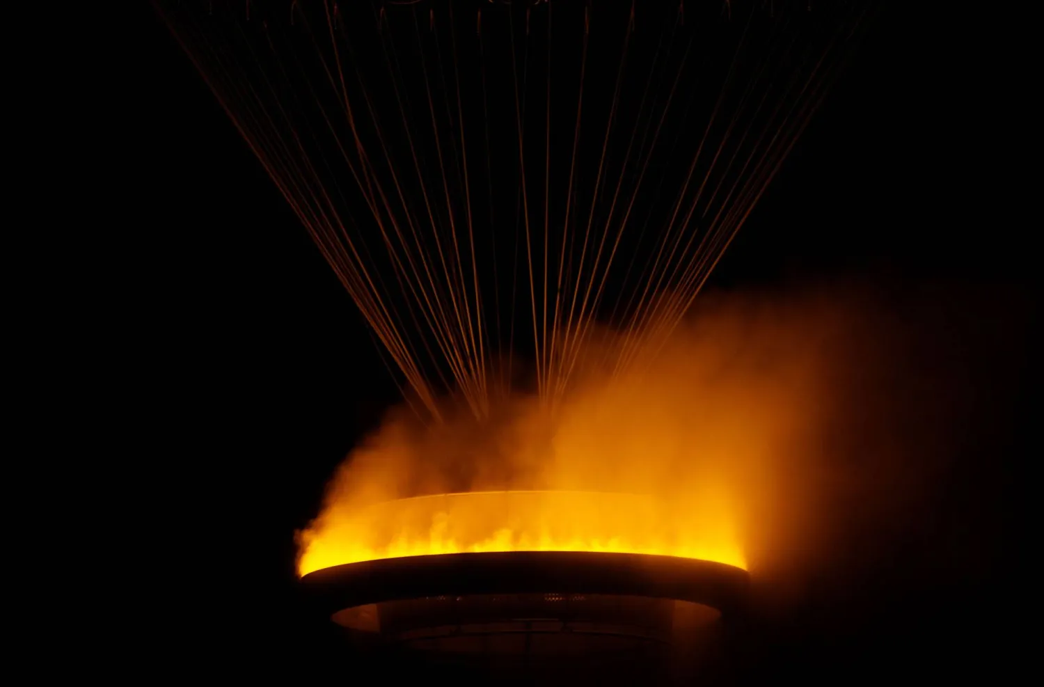 المرجل الأولمبي يظهر خلال حفل افتتاح دورة الألعاب الأولمبية 2024 في باريس (أ.ف.ب)