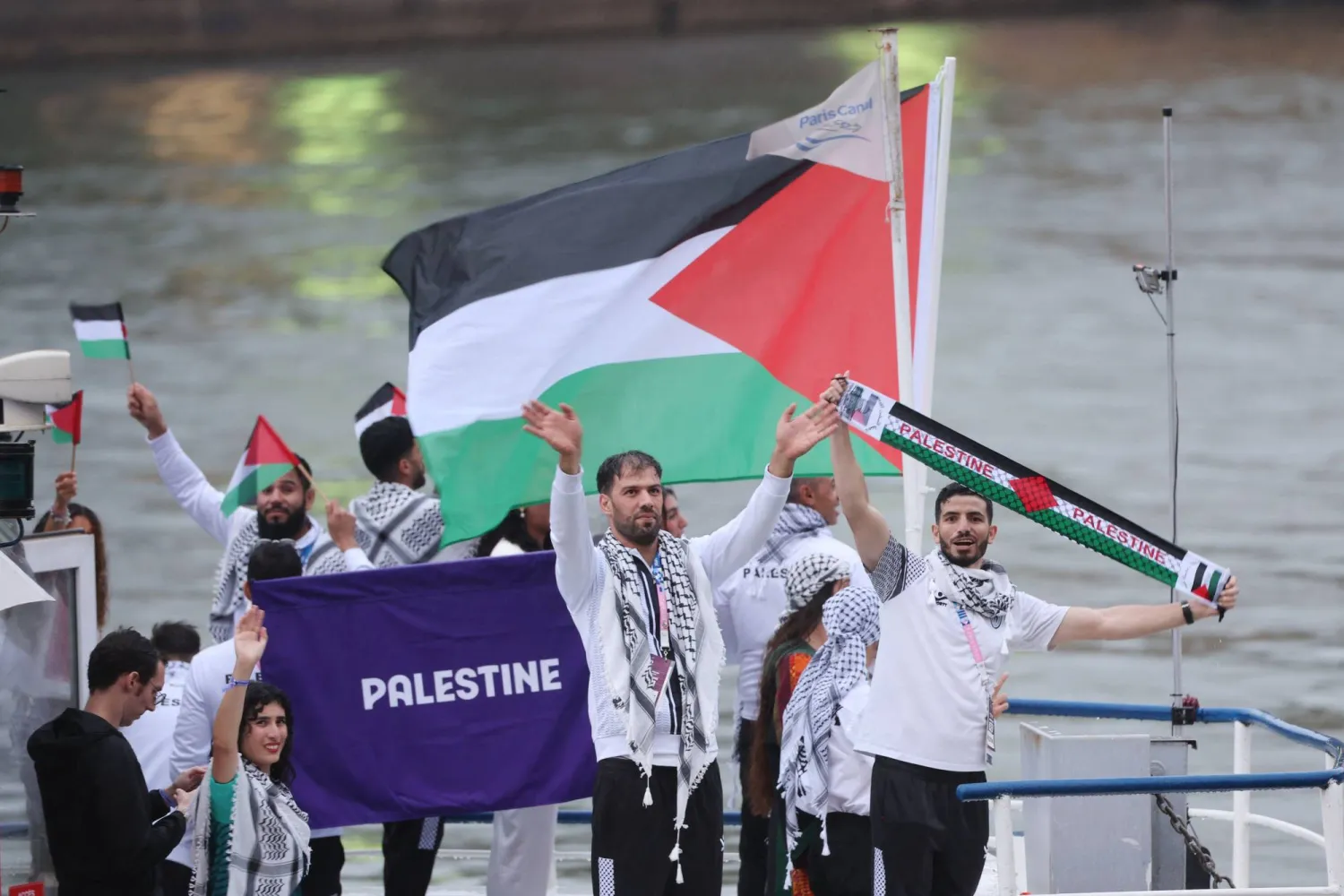 أفراد من الوفد الفلسطيني خلال الوجود في حفل افتتاح دورة الألعاب الأولمبية 2024 في باريس (أ.ف.ب)