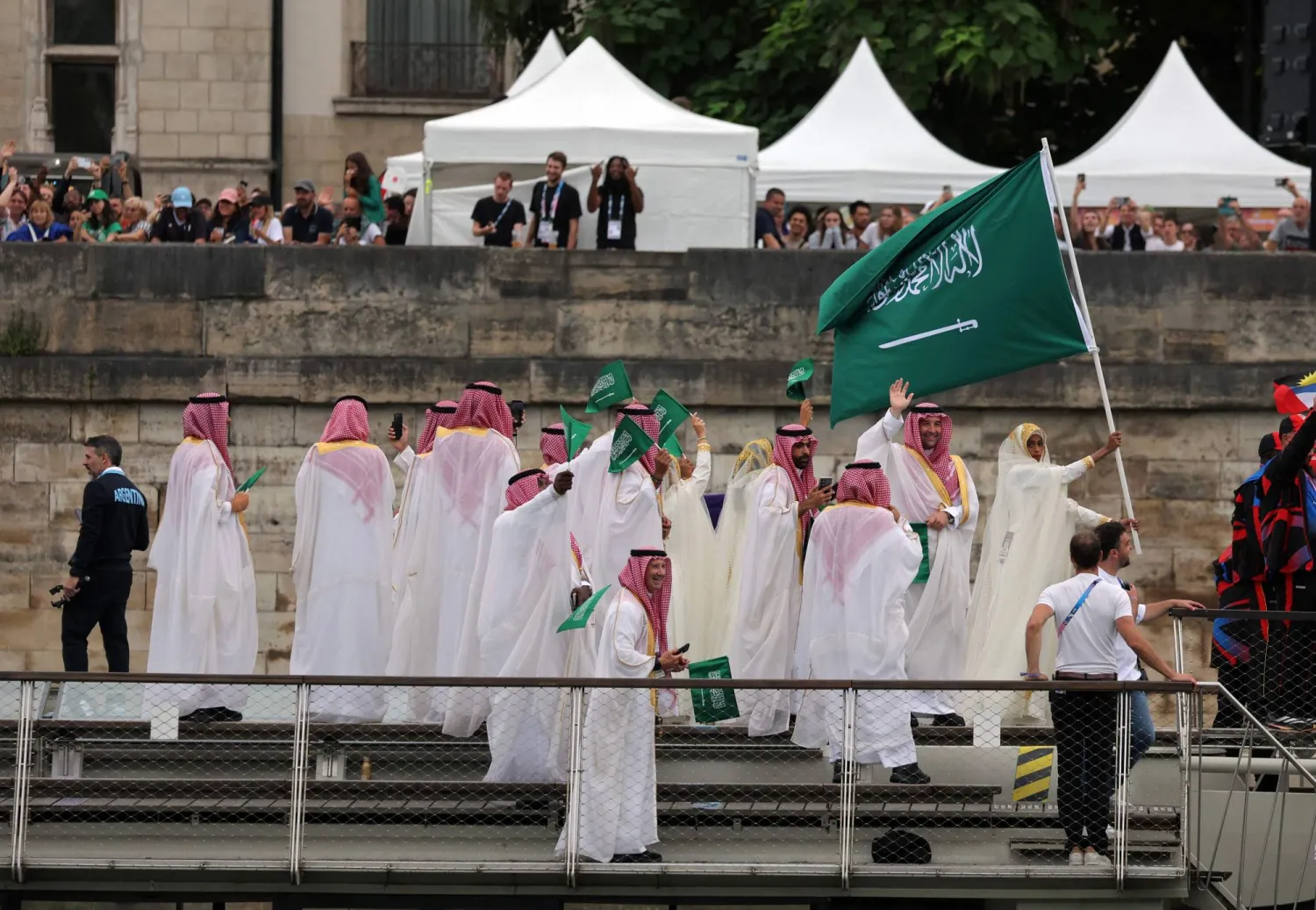 رياضيون من وفد المملكة العربية السعودية يبحرون في قارب خلال حفل افتتاح دورة الألعاب الأولمبية 2024 في باريس (أ.ف.ب)