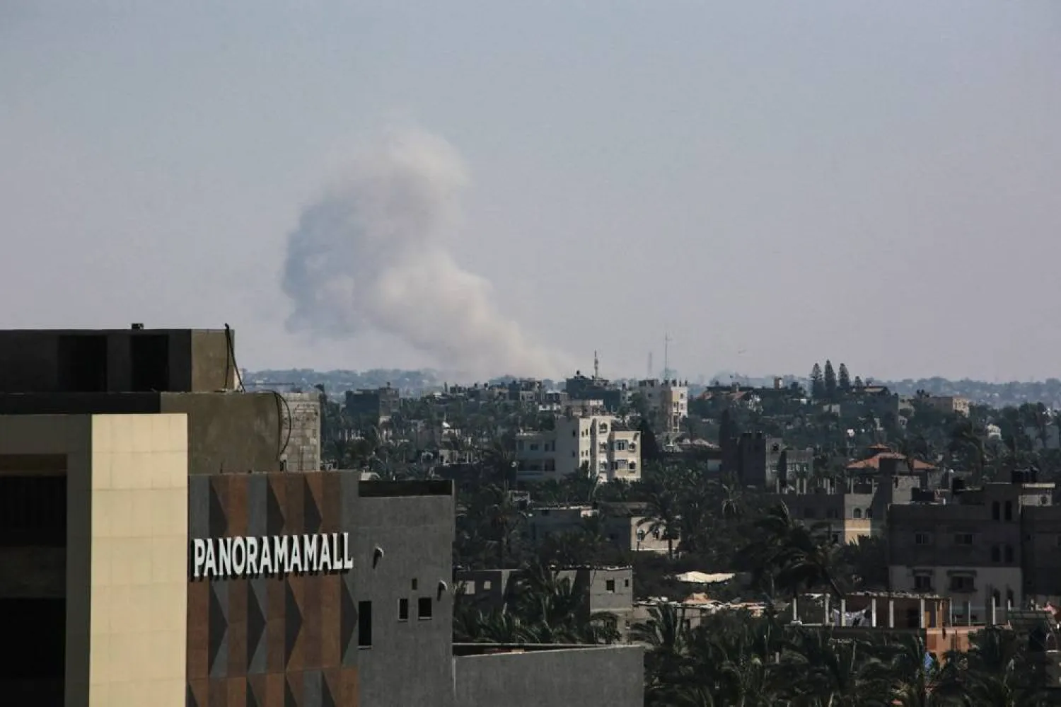  A picture taken in Deir al-Balah in the central Gaza Strip shows smoke billowing during Israeli army operations in areas east of Khan Younis city on July 26, 2024, amid the ongoing conflict between Israel and the Palestinian Hamas movement. (AFP) 