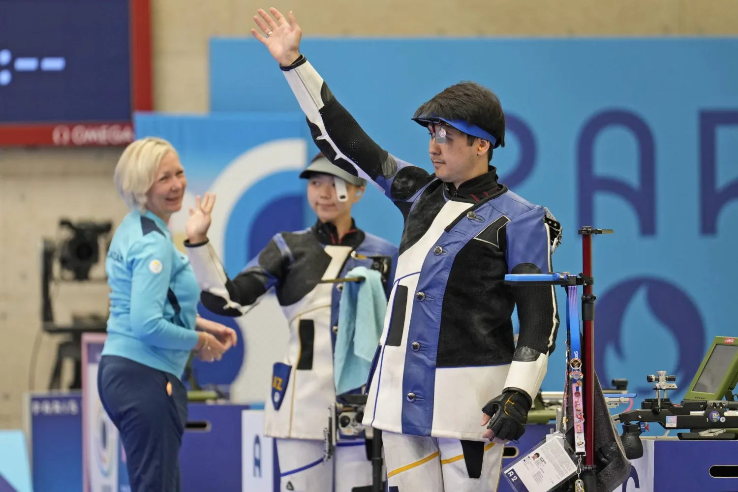 ألكسندرا لو يحتفل بفوزه مع زميله بالبرونزية الأولى في الدورة (أ.ب)