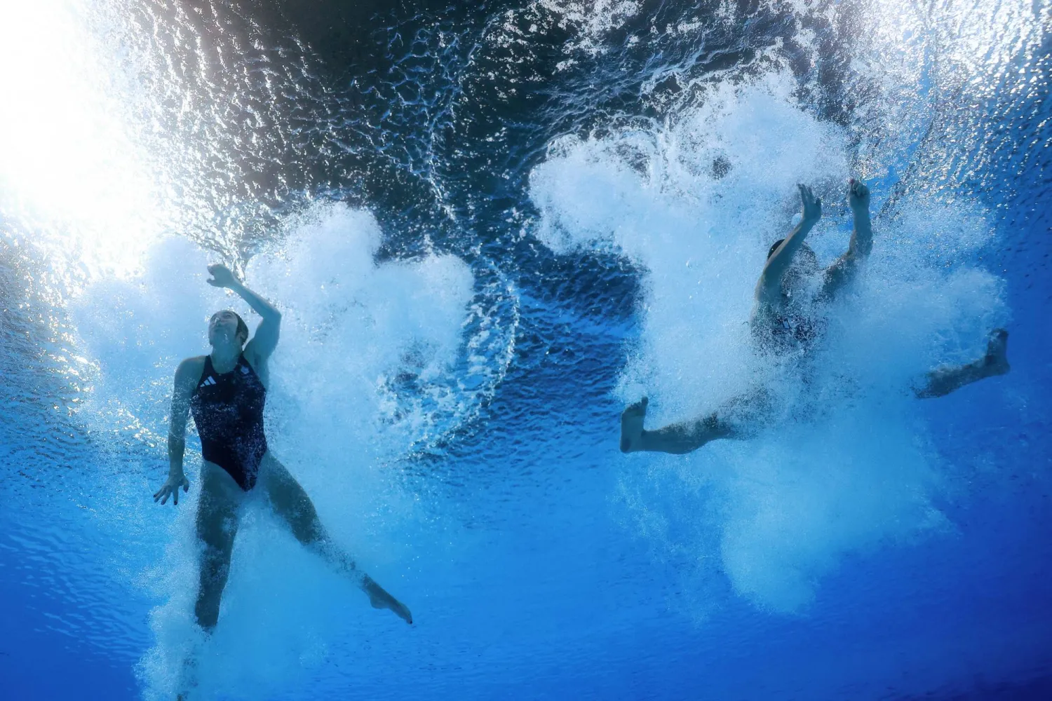 الثنائي البريطاني ياسمين هاربر وسكارلت ماثيو حصلا على الميدالية البرونزية في الغطس المتزامن (رويترز)