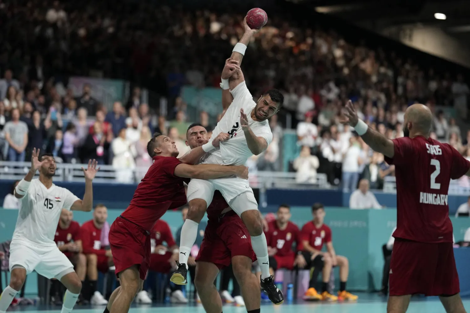 يحيى الدرع نجم منتخب مصر يسجل في مرمى المجر (أ.ب)