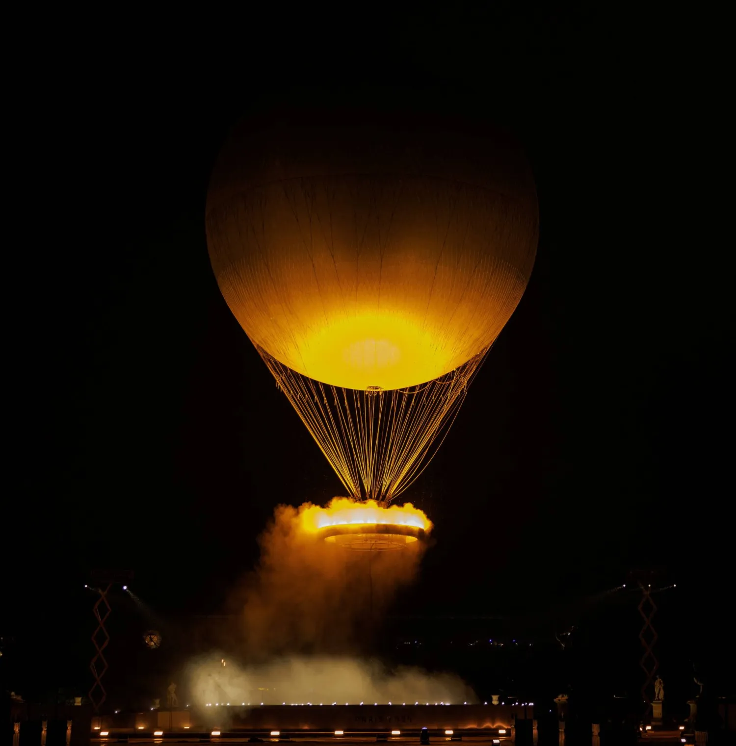 حفل افتتاح مميز لأولمبياد باريس في الهواء الطلق... مرجل رفعه منطاد (رويترز)