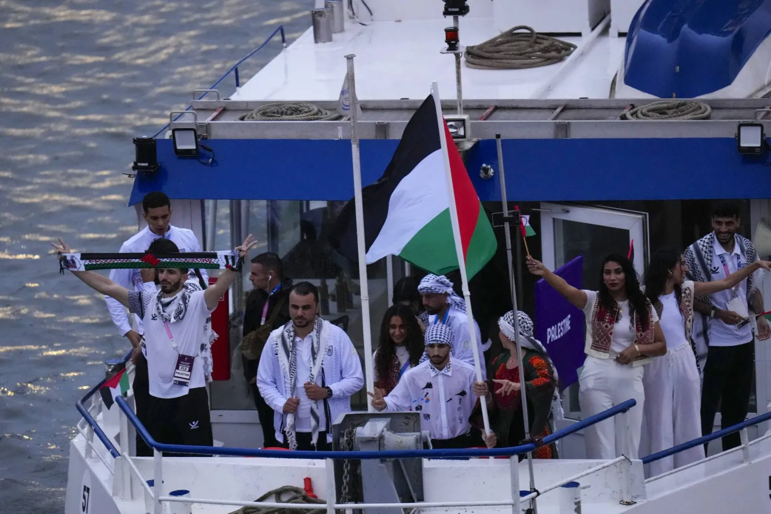 الفلسطيني وسيم أبو سل يحمل علم بلاده في حفل افتتاح أولمبياد باريس (أ.ب)